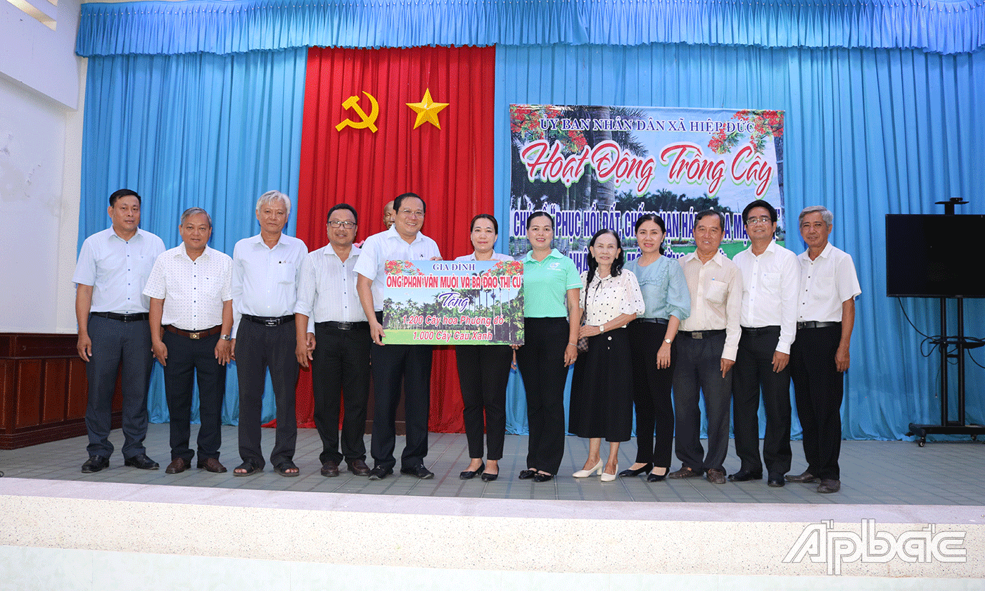 Lãnh đạo tỉnh - huyện tham dự hoạt động trồng cây tại xã Hiệp Đức. 