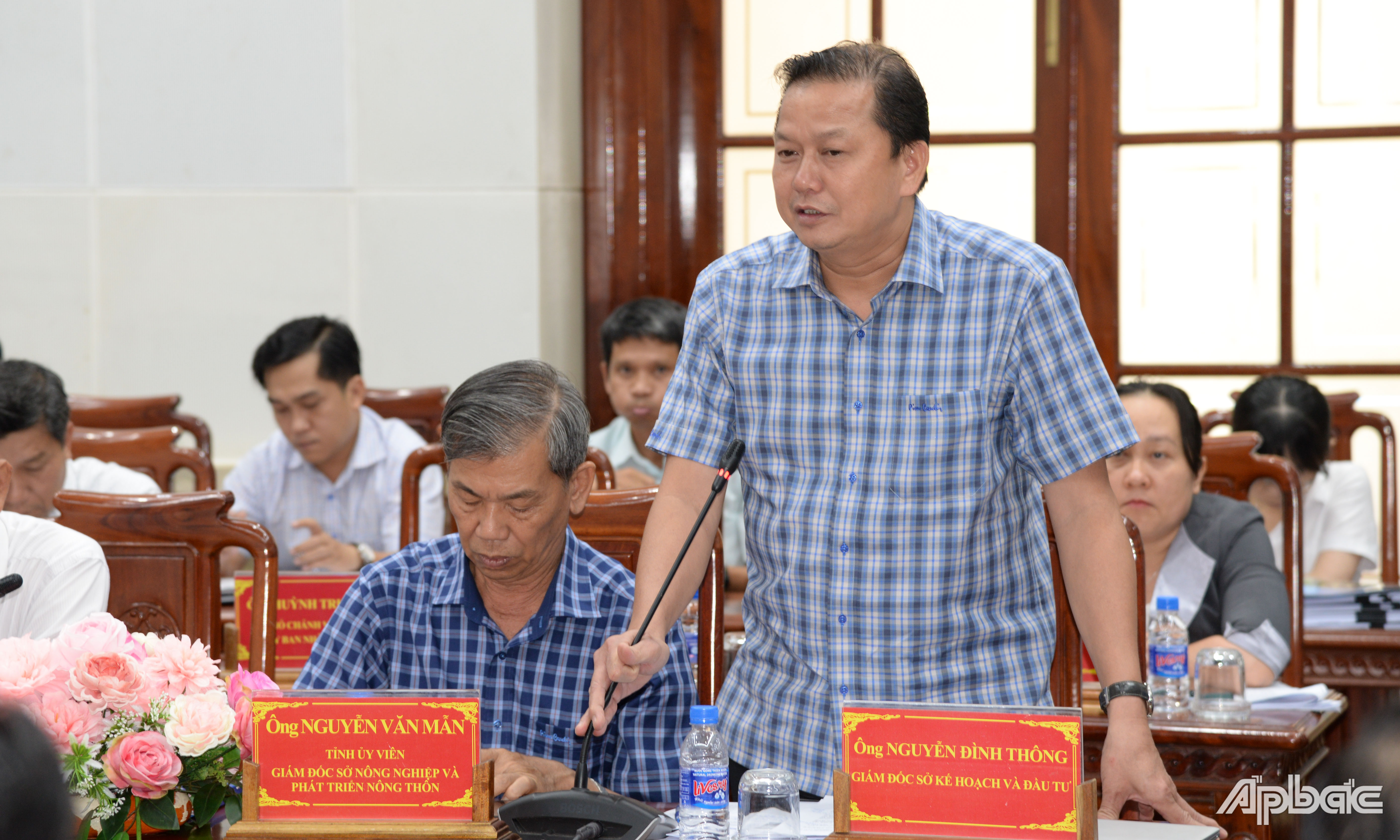 Giám đốc Sở Kế hoạch và Đầu tư Nguyễn Đình Thông phát biểu tại phiên họp.