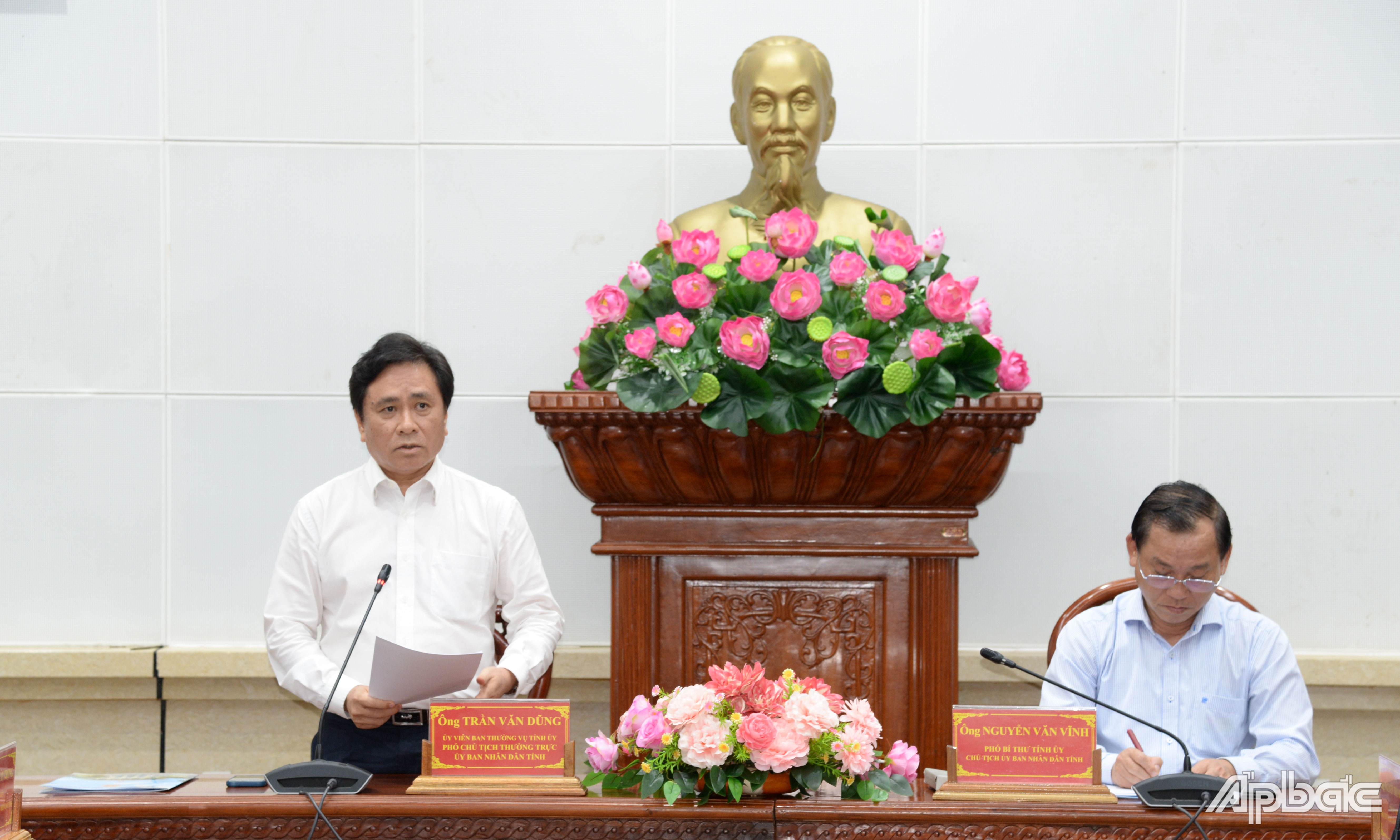 Phó Chủ tịch Thường trực UBND tỉnh Trần Văn Dũng phát biểu tại phiên họp.