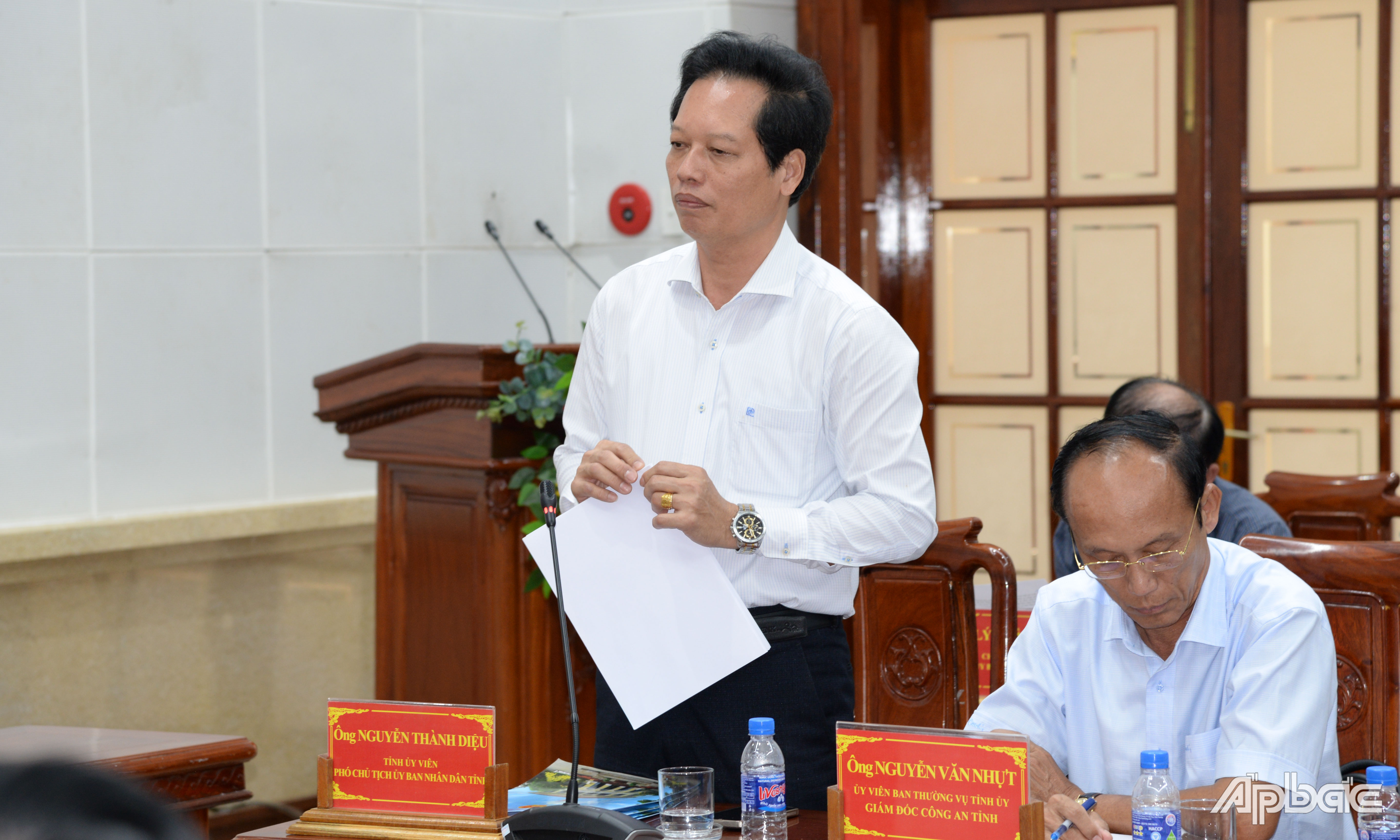 Phó Chủ tịch UBND tỉnh Nguyễn Thành Diệu phát biểu tại phiên họp.