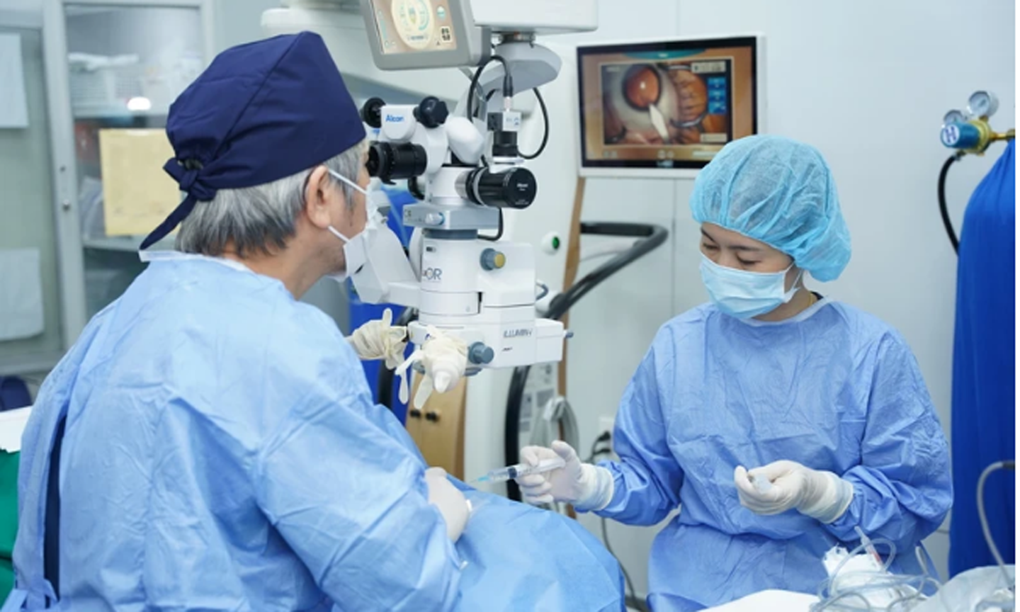 Bác sĩ Bùi Tiến Hùng đang thực hiện một ca phẫu thuật Phakic ICL.