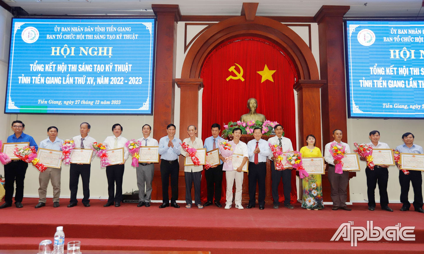 Ban Tổ chức Hội thi trao thưởng cho các cá nhân, tập thể có sản phẩm đạt giải cao.