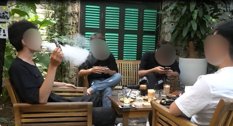 Thuốc lá điện tử được nhiều bạn trẻ sử dụng. 