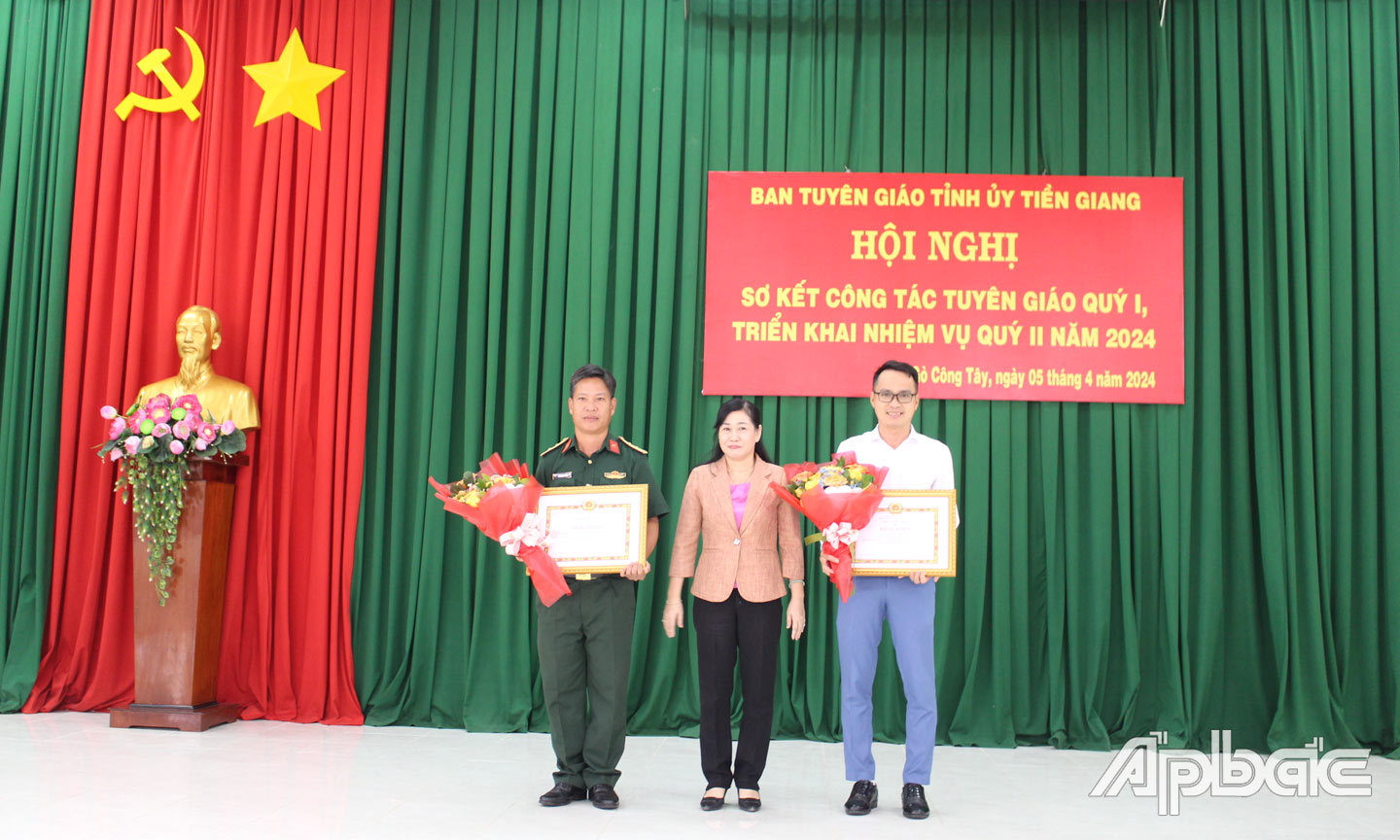 Đại diện tập thể Đảng ủy QS huyện Châu Thành nhận Bằng khen của Ban Tuyên giáo Trung ương vì có thành tích tiêu biểu trong “Học tập và làm theo tư tưởng, đạo đức, phong cách Hồ Chí Minh năm 2023”. 