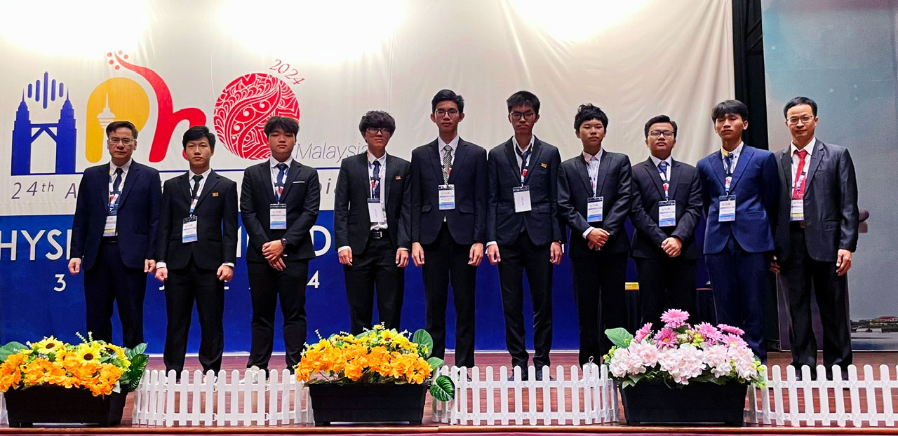 Đội APhO2024 gồm 2 lãnh đạo đoàn và 8 học sinh.