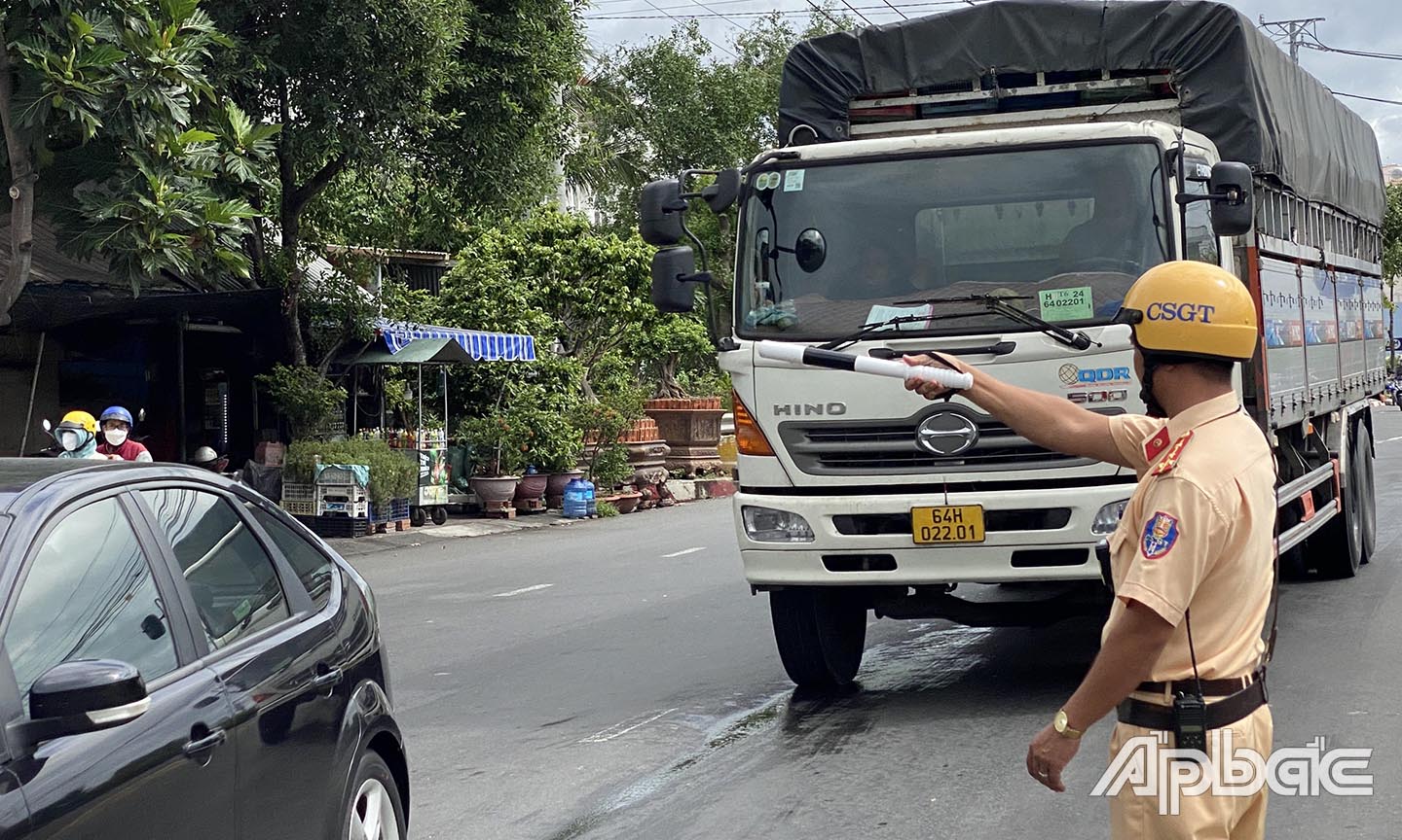 Kiên quyết yêu cầu các xe rẽ vào đường dẫn lên cầu Rạch Miễu chờ đúng thời gian qui định.