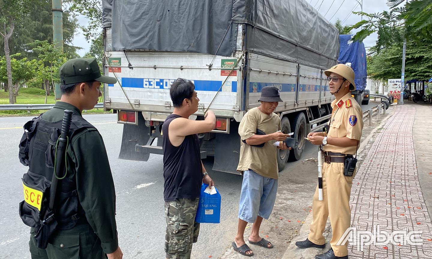 Hàng loạt tài xế được lực lượng chức năng nhắc nhở.