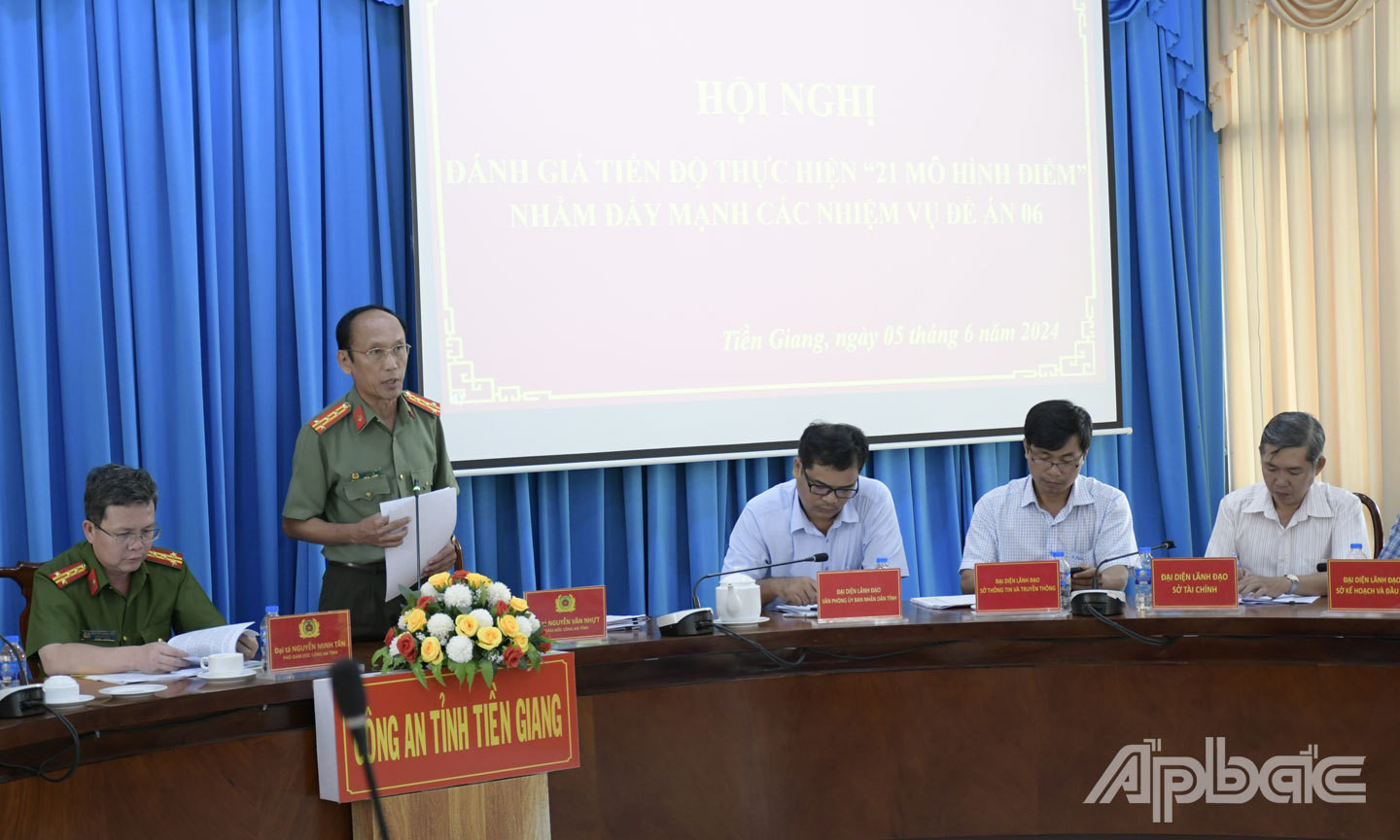 3.	Đại tá Nguyễn Văn Nhựt, Giám đốc Công an tỉnh, Tổ phó thường trực Tổ công tác triển khai Đề án 06 trên địa bàn tỉnh chủ trì, phát biểu kết luận hội nghị. Ảnh Trọng Tín
