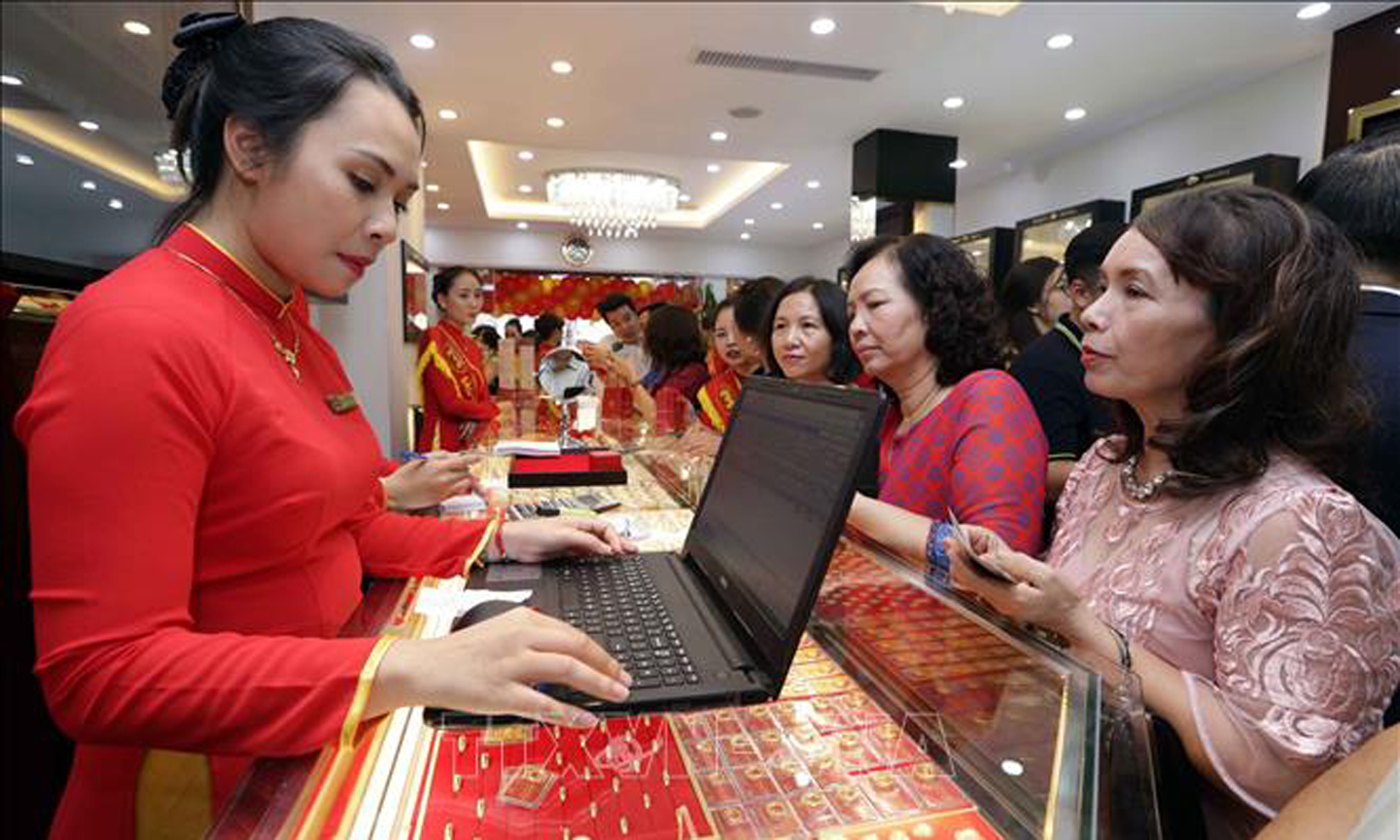 Mua bán vàng tại Công ty vàng Bảo Tín Mạnh Hải. Ảnh: Trần Việt/TTXVN
