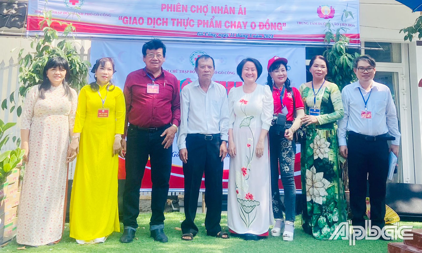 Phiên chợ nhân ái “Giao dịch thực phẩm chay 0 đồng” do Hội CTĐ thành phố Gò Công phối hợp cùng Trung tâm Dưỡng lão Liên Hoa tổ chức