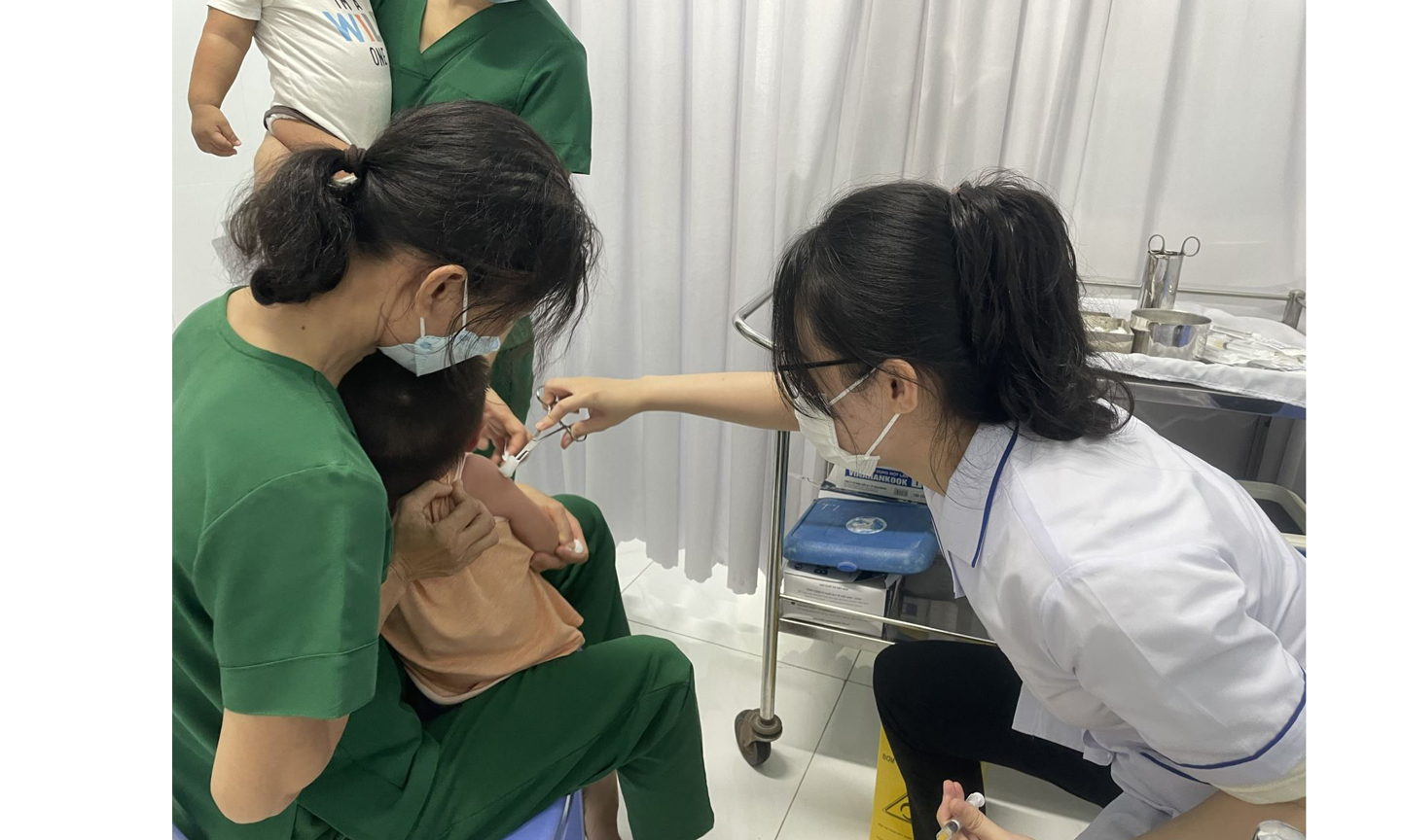 Phụ huynh nên đưa trẻ đến Trạm y tế để được tiêm vaccine phòng bệnh sởi.