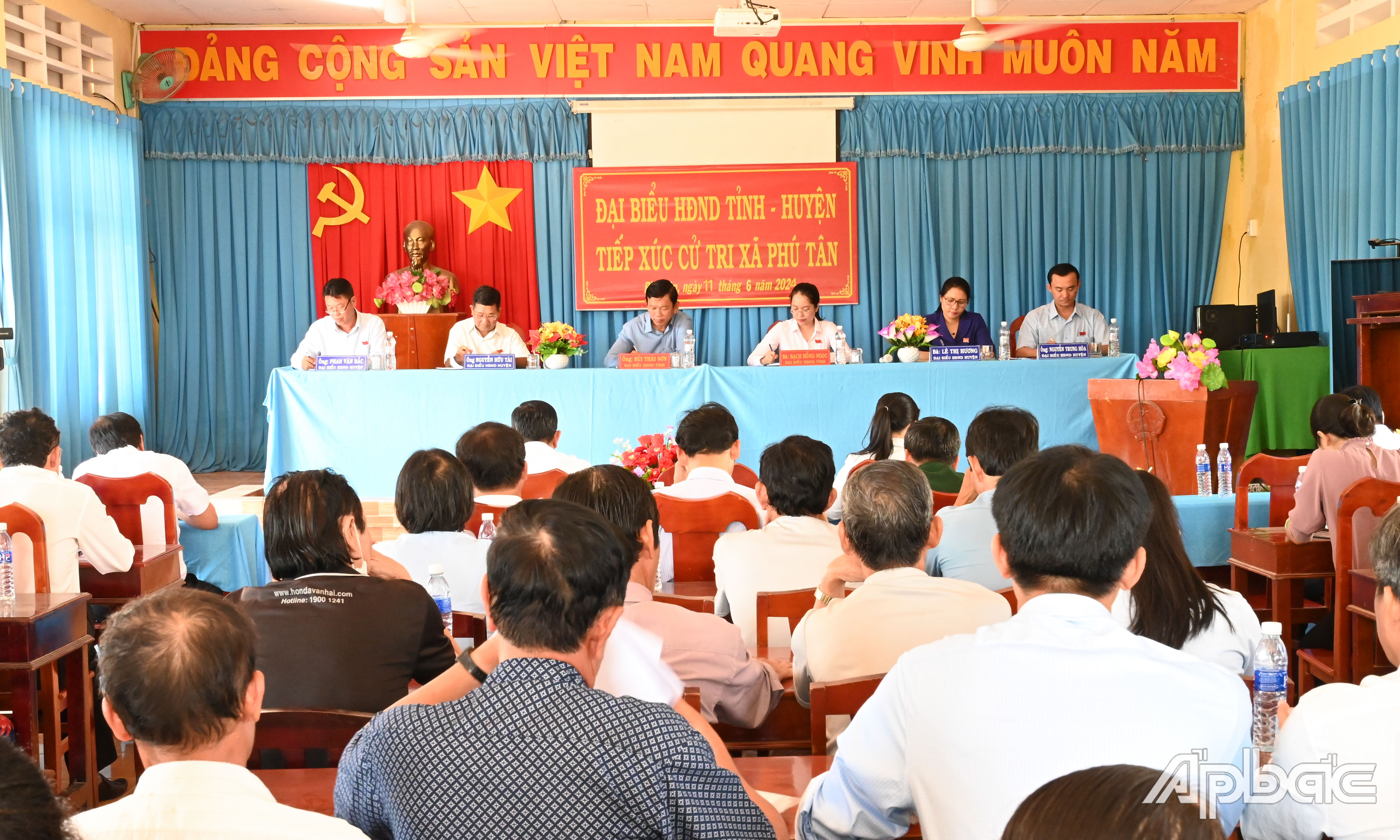 Đại biểu HĐND tỉnh, huyện tiếp xúc cử tri xã Phú Tân.