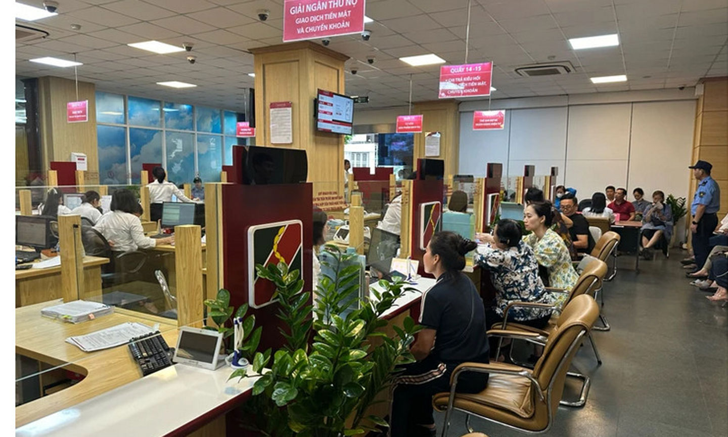 Người dân giao dịch mua vàng miếng SJC tại chi nhánh Agribank.