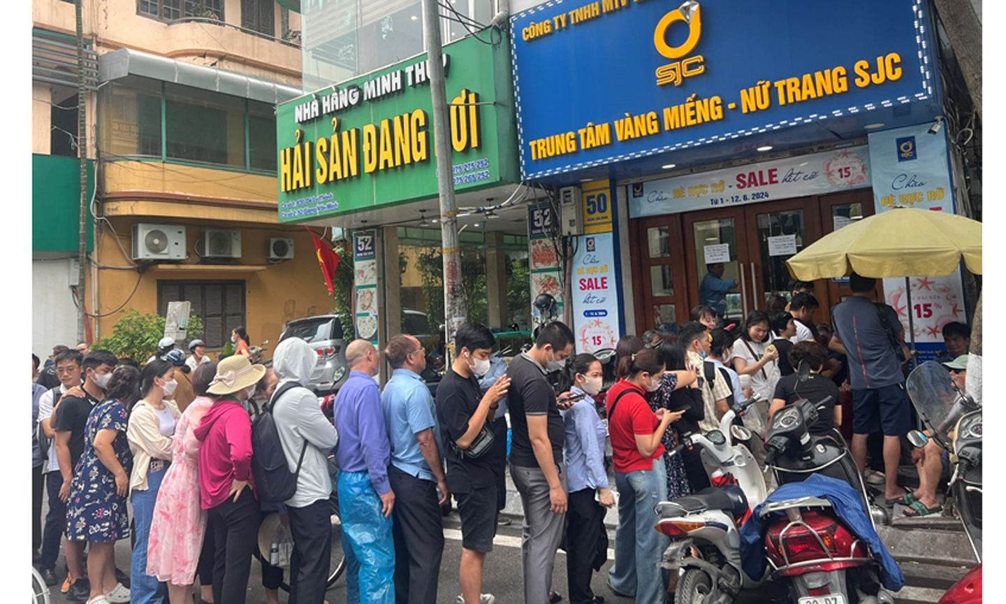 Người dân vẫn xếp hàng dài để mua tại các điểm bán vàng được NHNN cho phép thực hiện mua bán vàng miếng SJC. (Ảnh: M.P)