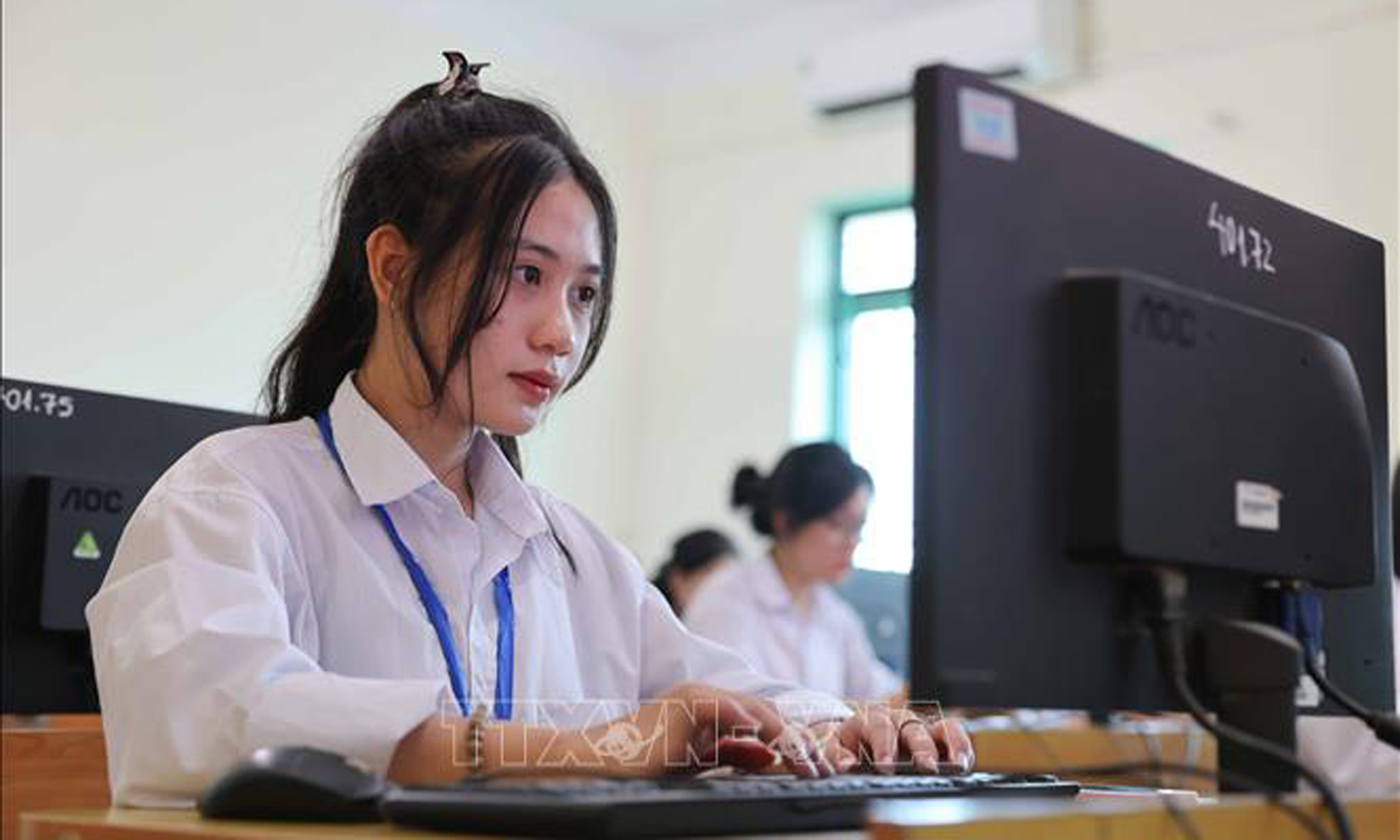 Thí sinh đăng ký trực tuyến dự thi Kỳ thi tốt nghiệp THPT năm 2024. Ảnh minh họa: Thanh Tùng/TTXVN