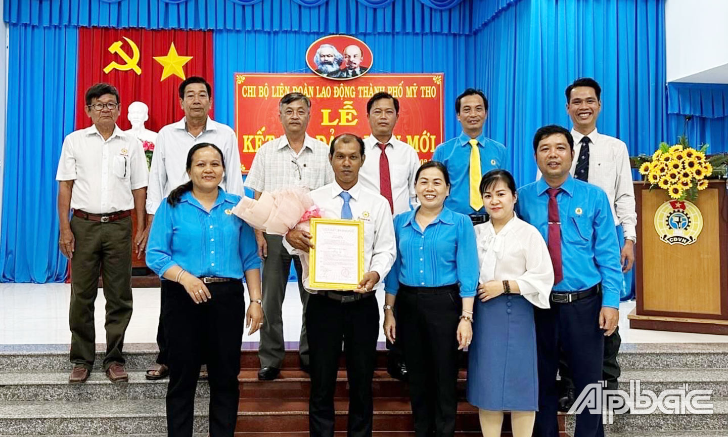 Chi bộ Liên đoàn Lao động TP. Mỹ Tho kết nạp đảng viên là công đoàn viên của doanh nghiệp ngoài khu vực nhà nước.