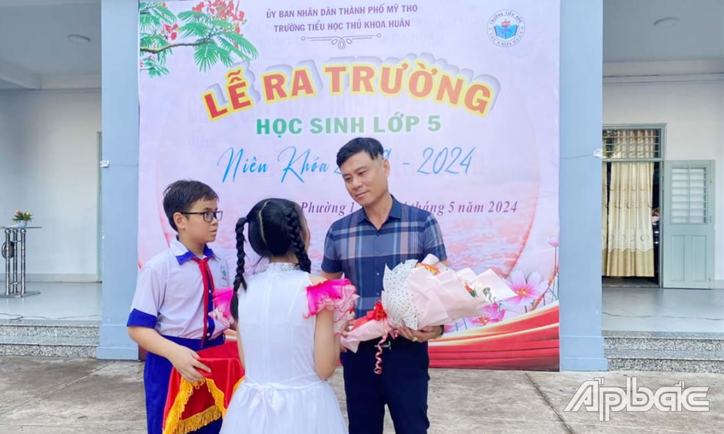 Lễ ra trường của học sinh Trường Tiểu học Thủ Khoa Huân, TP. Mỹ Tho.