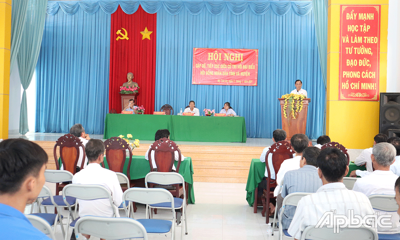 Quang cảnh buổi tiếp xúc cử tri.