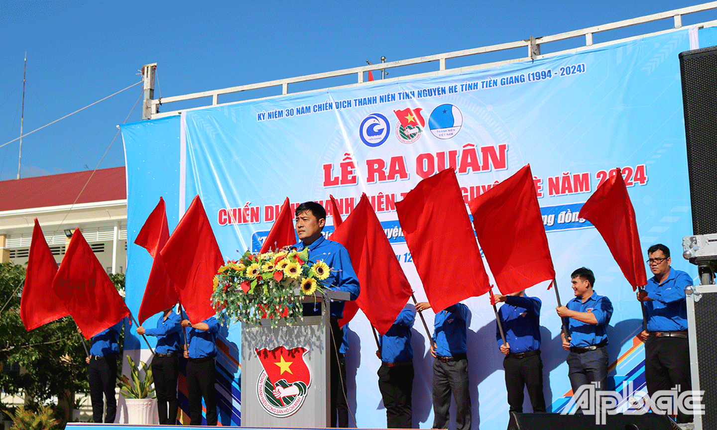 Đồng chí Nguyễn Quang Minh Bí thư Tỉnh đoàn Tiền Giang phát biểu phát động tại lễ ra quân