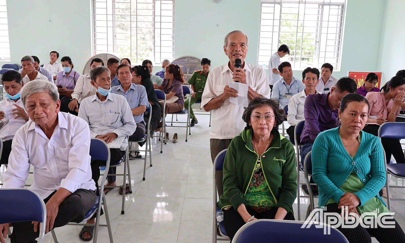 Cử tri phát biểu ý kiến.