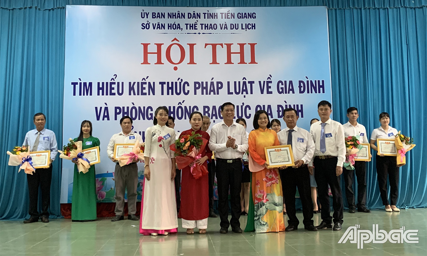 trao giải Nhất cho đơn vị Câu lạc bộ gia đình phát triển bền vững Ấp Phú Mỹ, xã Phú Quý, TX. Cai Lậy