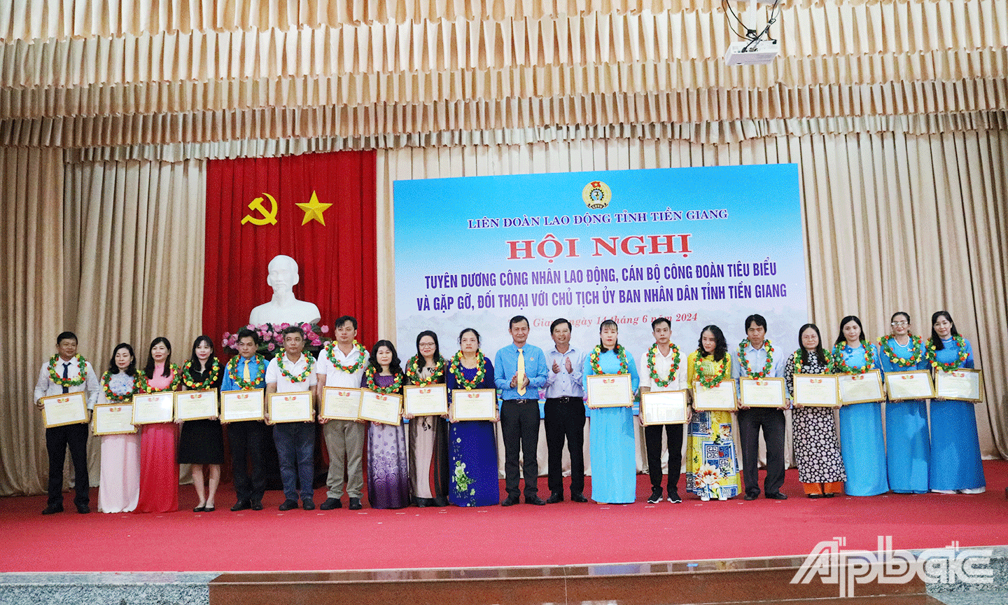 Liên đoàn Lao động tỉnh Tiền Giang tặng Bằng khen cho 75 cá nhân đã có nhiều thành tích trong phong trào thi đua “Lao động giỏi, Lao động sáng tạo”, hoạt động nữ công, công tác xây dựng tổ chức đảng và phát triển đảng viên theo Đề án số 03-ĐA/TU ngày 28-12-2018 của Tỉnh ủy