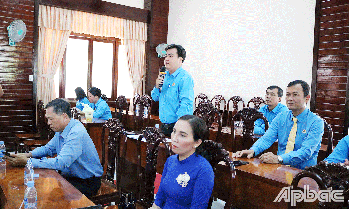 Cán bộ Công đoàn nêu câu hỏi tại Hội nghị.