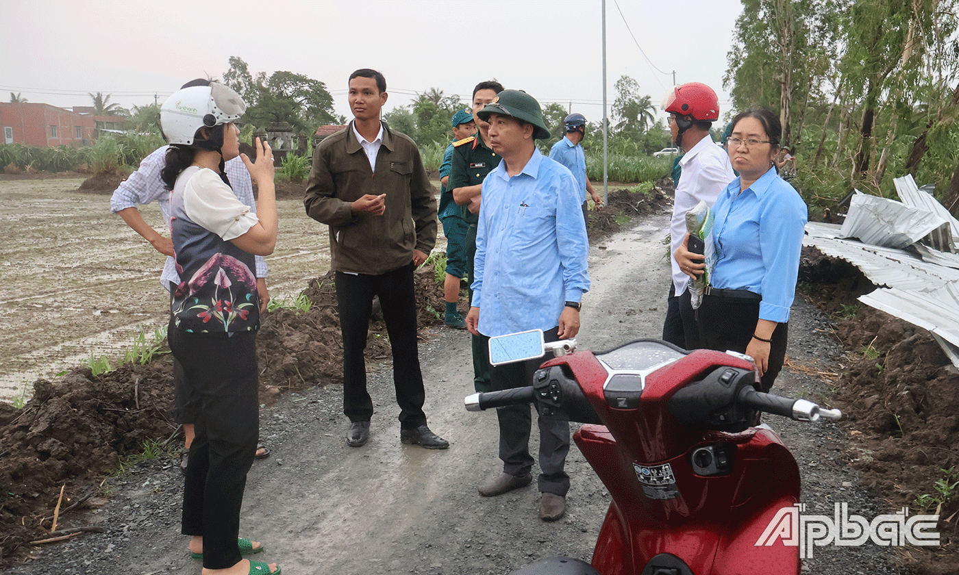 đồng chí Phạm Hùng Vinh, Chủ tịch UBND huyện đã đến hiện trường xã Bình Phục Nhứt thăm hỏi động viên các hộ dân