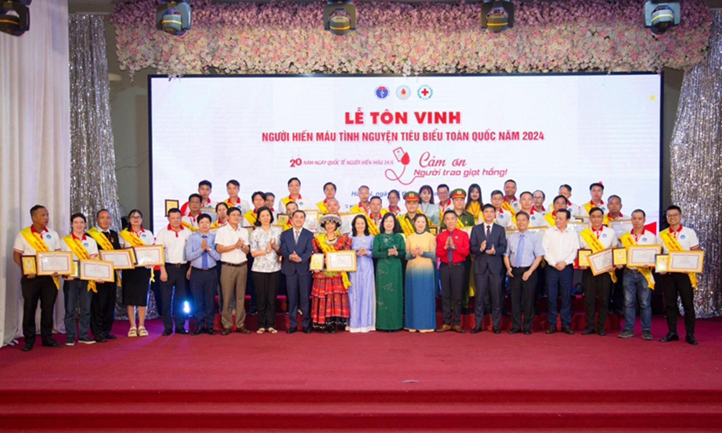 Các đại biểu chụp ảnh lưu niệm tại lễ tôn vinh.