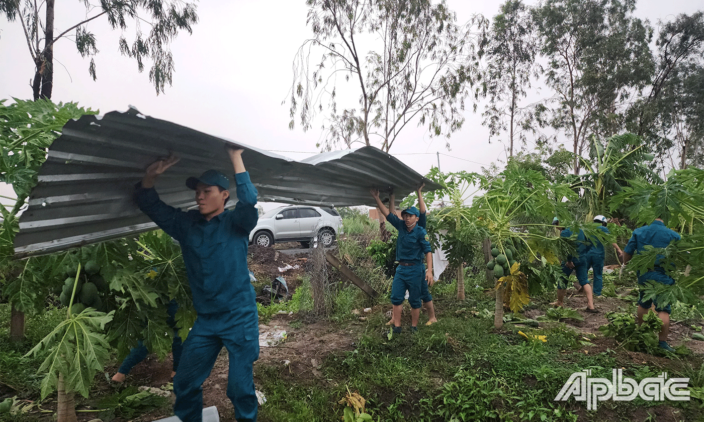 Lực lượng quân sự huyện Chợ Gạo hỗ trợ người dân khắc phục thiệt hai do thiên tai.
