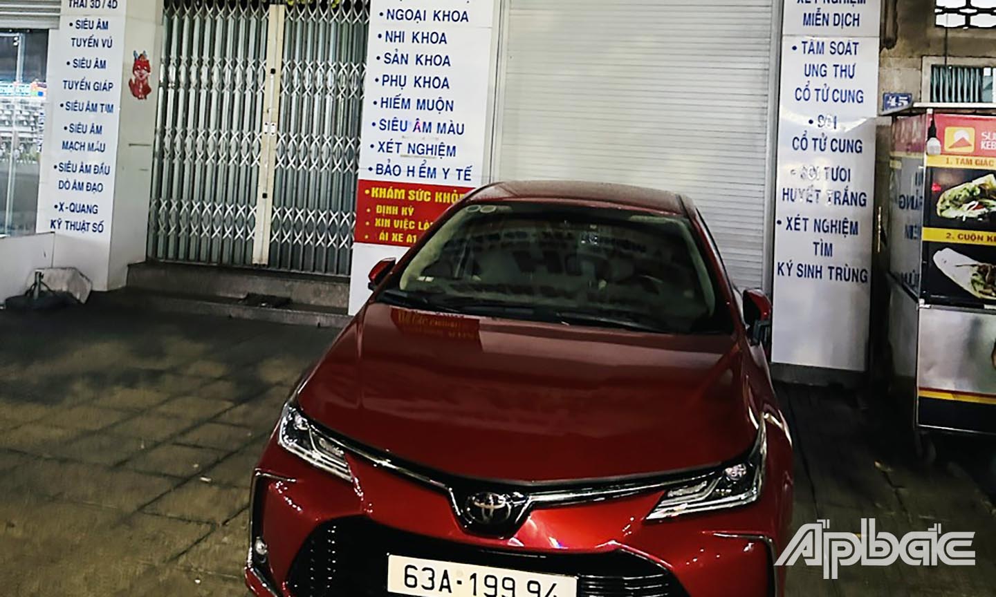 Ô tô vi phạm đậu đỗ sai qui định trên đường Ấp Bắc. Ảnh CSGT cung cấp. 