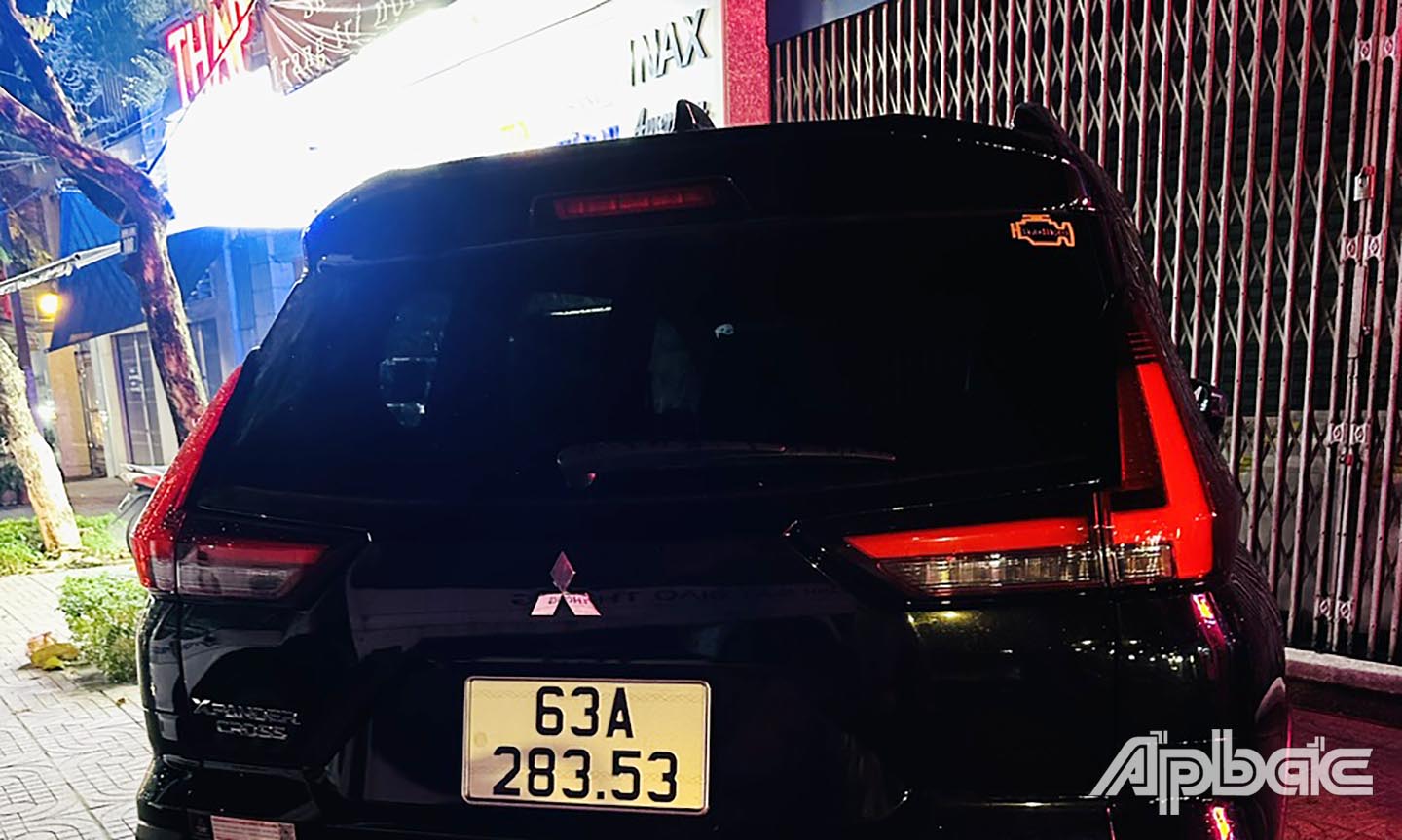 Ô tô vi phạm đậu đỗ sai qui định trên vỉa hè. Ảnh CSGT cung cấp.