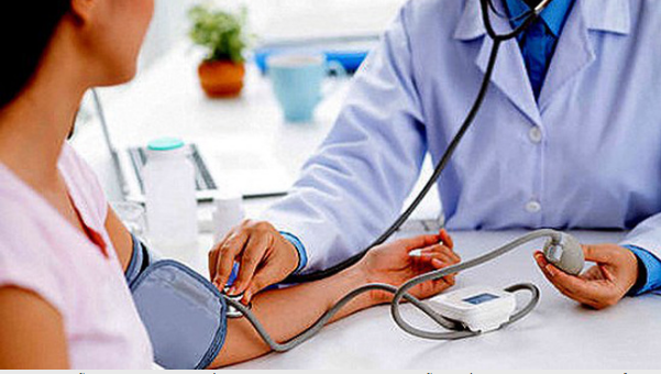 Ước tính mỗi năm tại Việt Nam số ca tử vong do bệnh không lây nhiễm chiếm tới khoảng trên 77% tổng số tử vong do mọi nguyên nhân, chủ yếu là do các bệnh tim mạch, ung thư, đái tháo đường và bệnh phổi tắc nghẽn mạn tính... Ảnh minh hoạ.