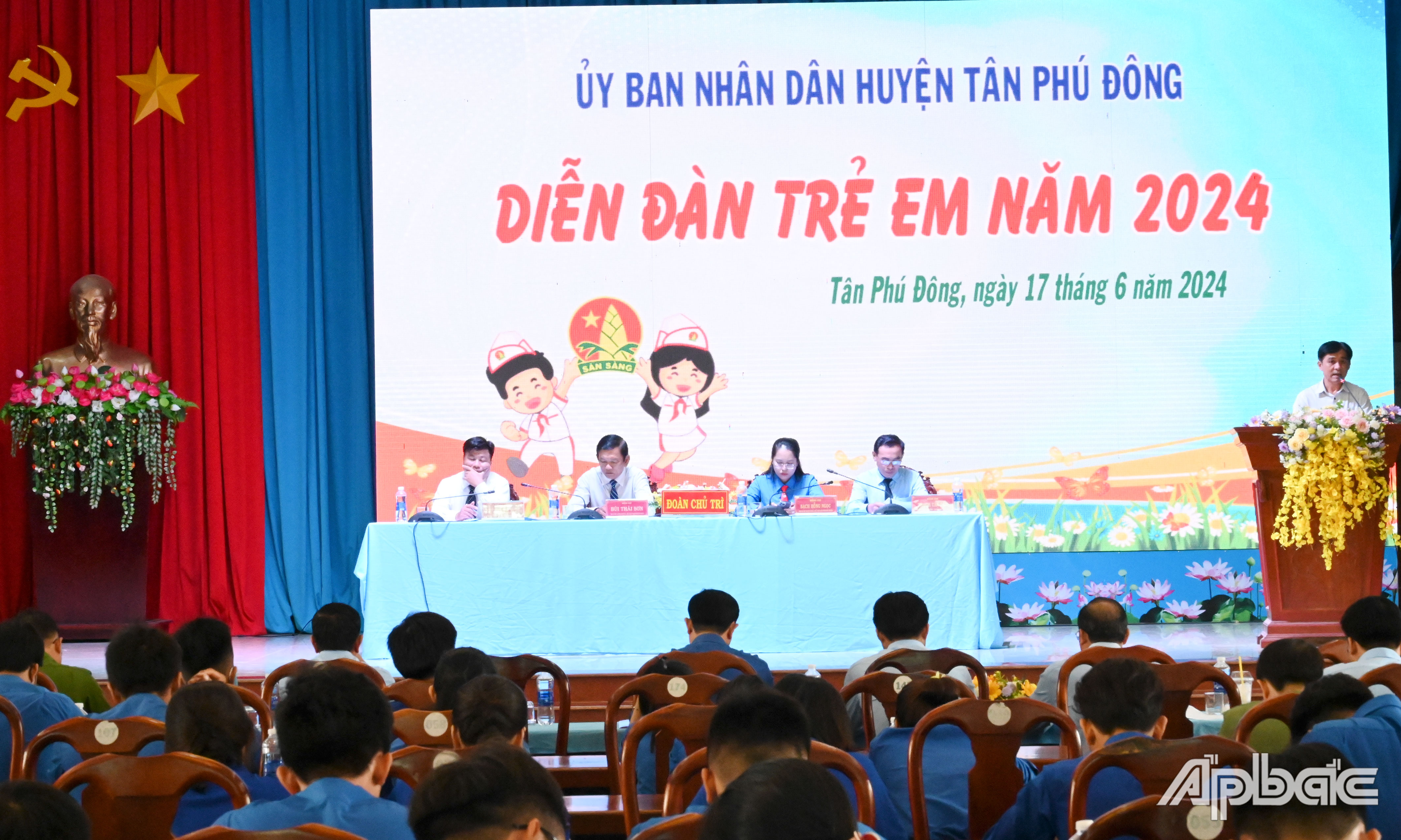 Quang cảnh diễn đàn.