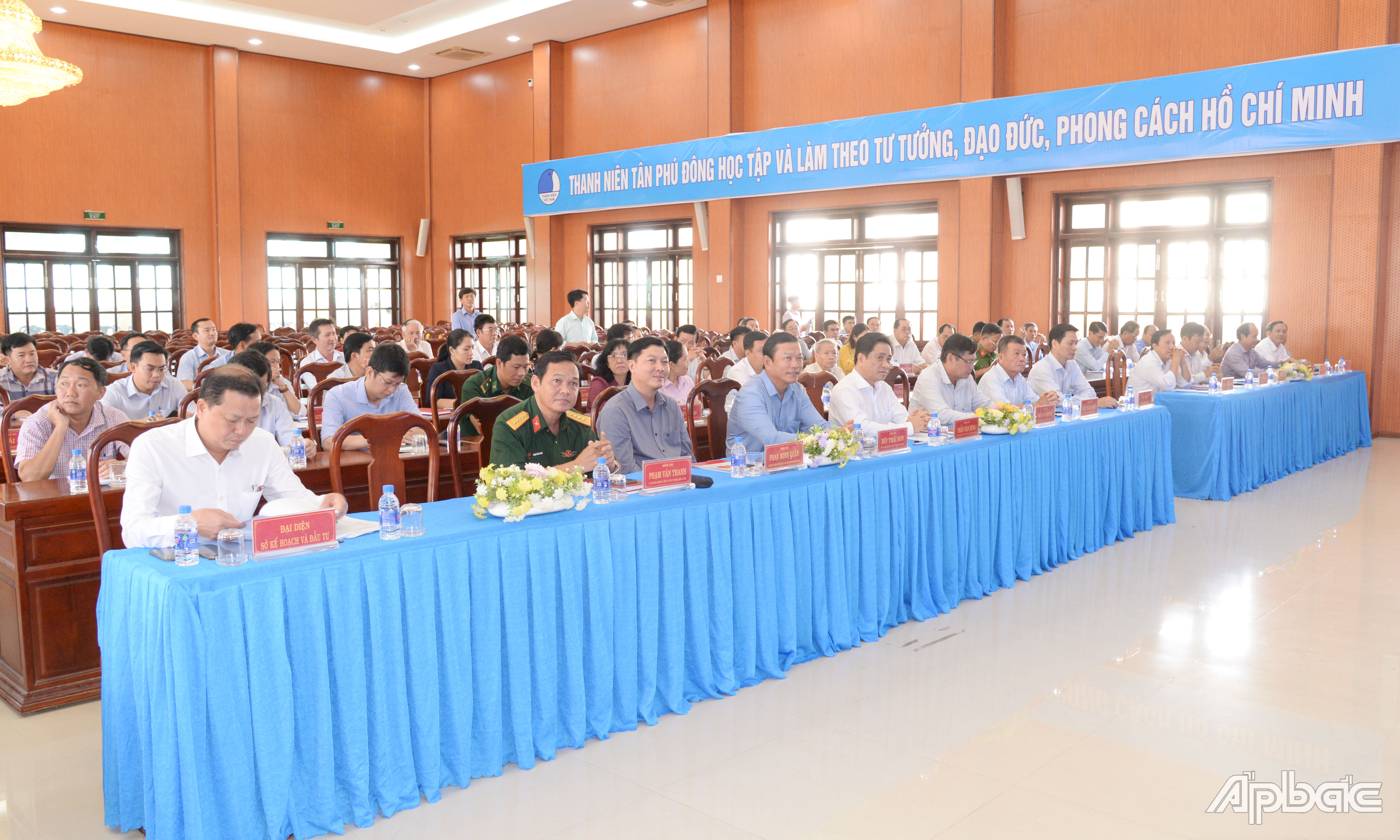 Các đại biểu tham dự hội nghị.