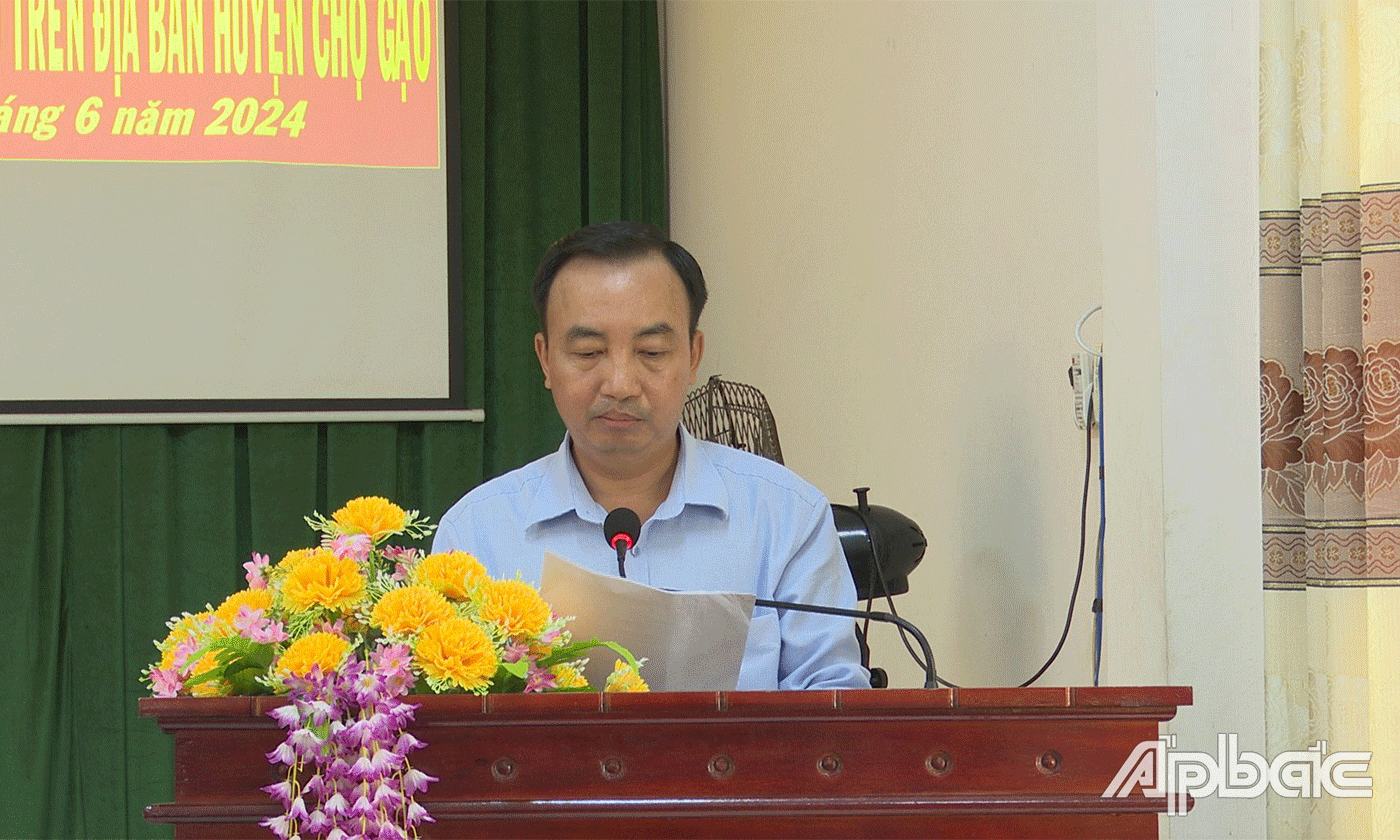 Đồng chí Phạm Hùng Vinh, Chủ tịch UBND huyện, Trưởng Ban Chỉ đạo khu vực phòng thủ huyện. phát biểu tại hội nghị.