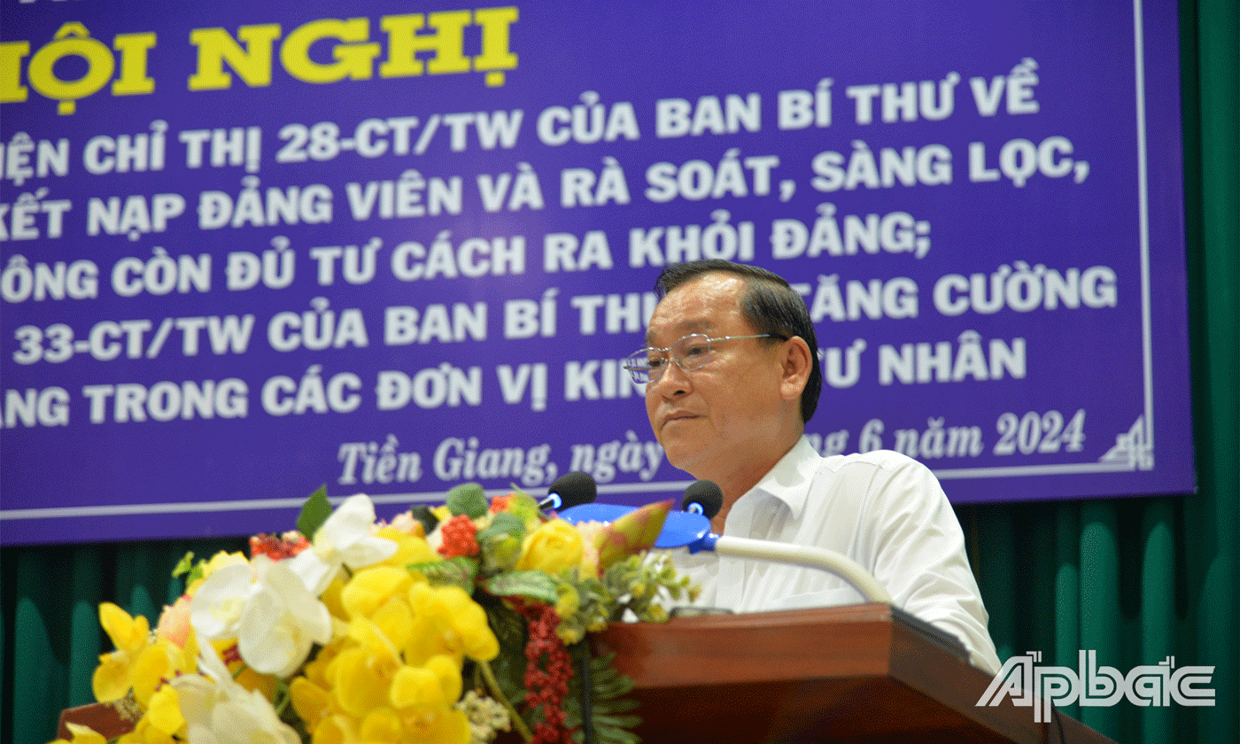 Chủ tịch UBND tỉnh phát biểu gợi ý thảo luận.