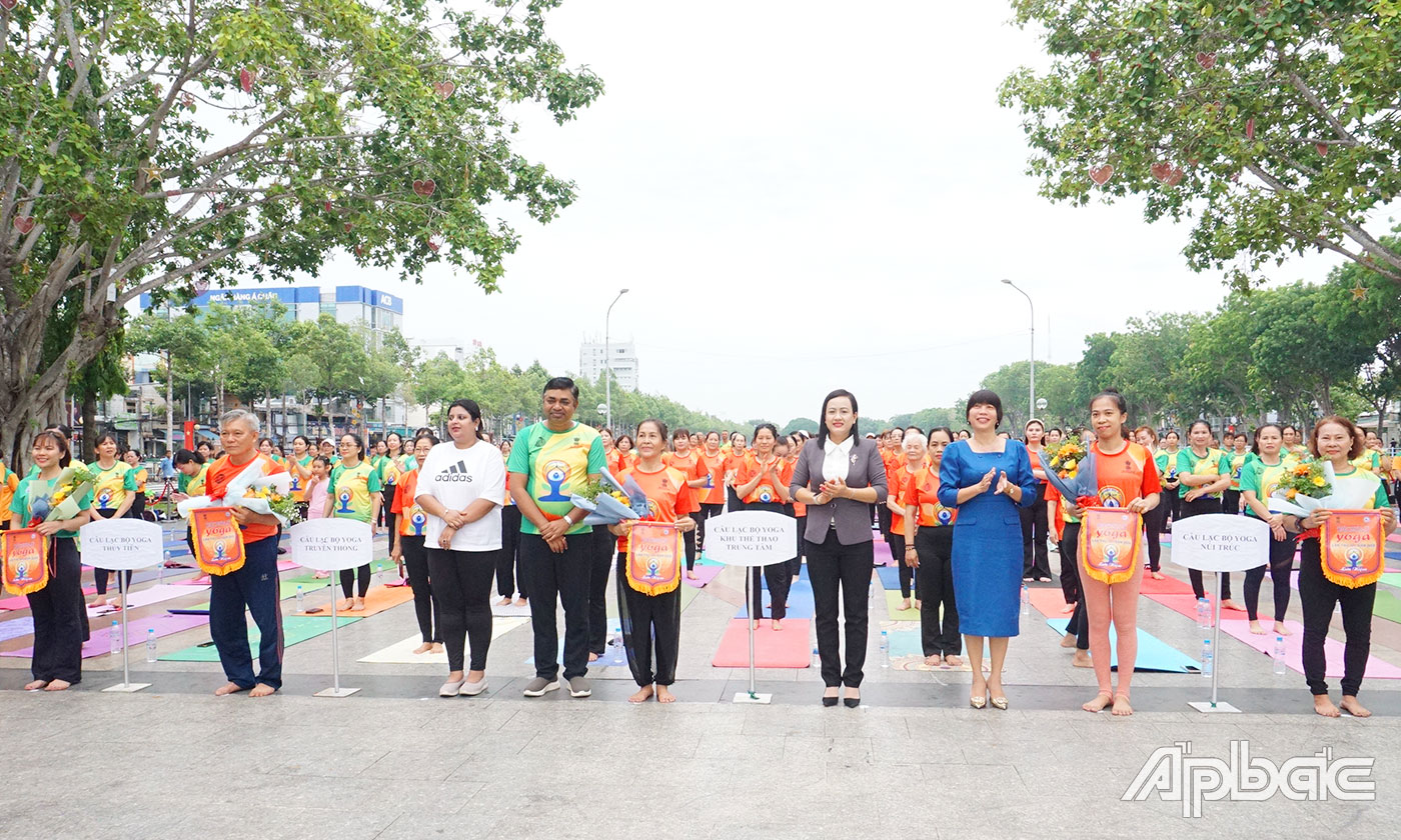 Ban Tổ chức tặng hoa và quà cho các đơn vị tham dự hoạt động. 
