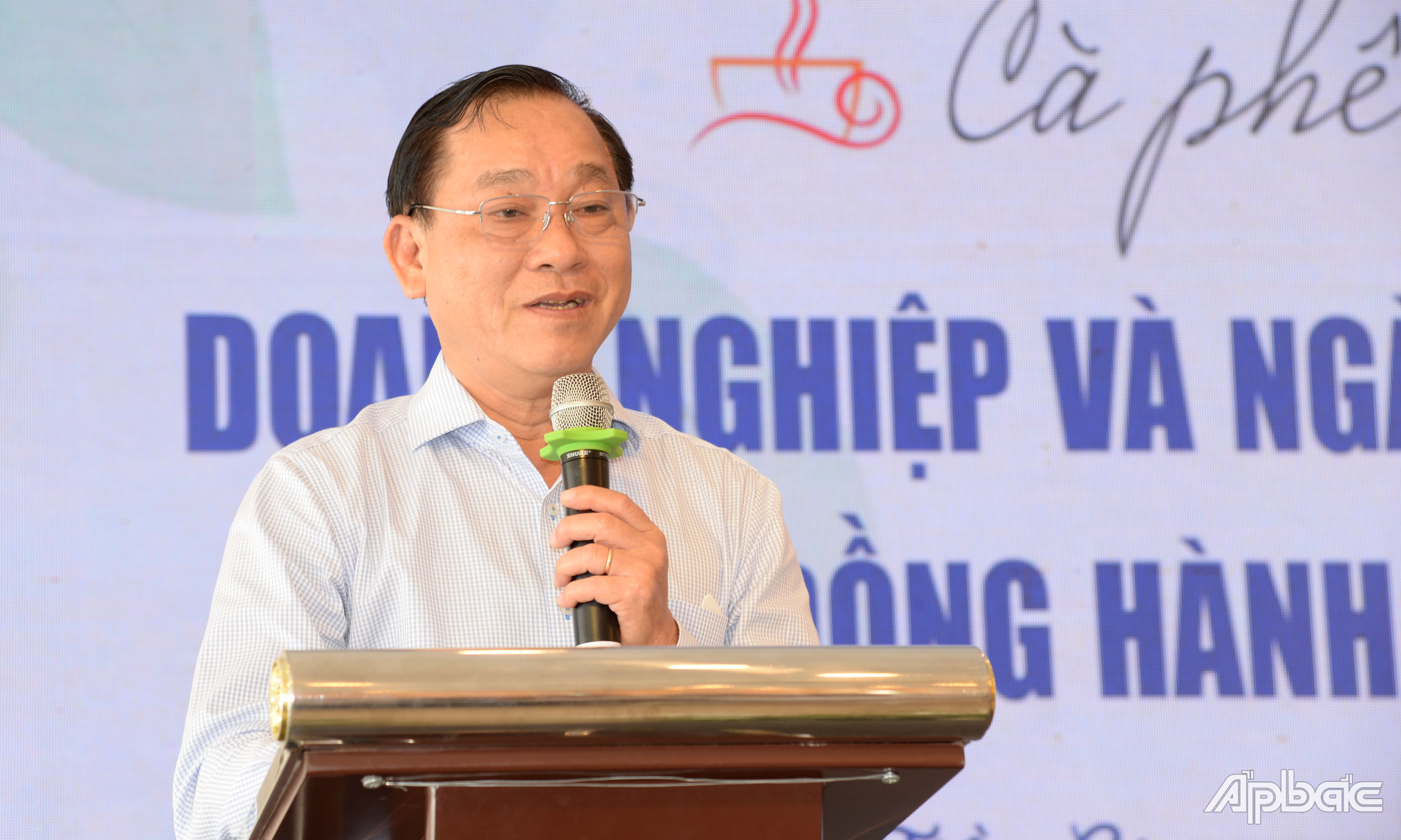 Đồng chí Nguyễn Văn Vĩnh phát biểu tại buổi cà phê.