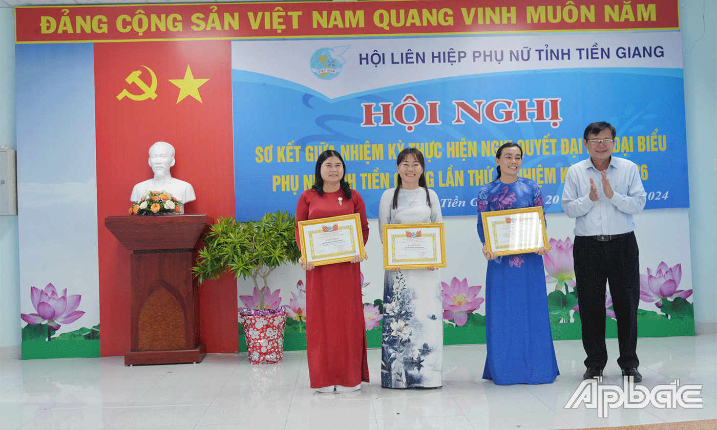 Khen thưởng tập thể, cá nhân có nhiều thành tích.