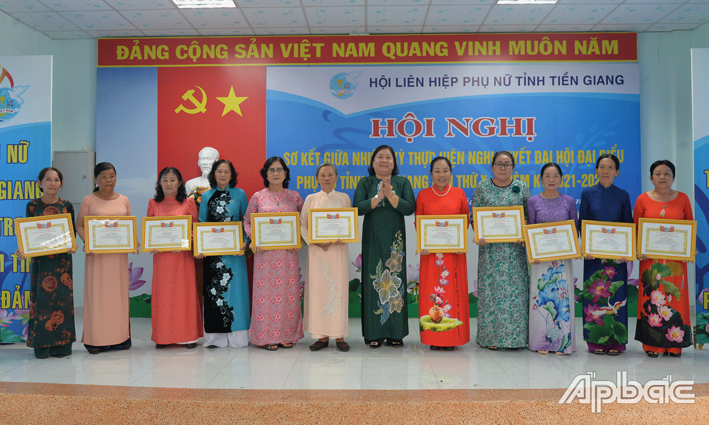 Khen thưởng tập thể, cá nhân có nhiều thành tích.