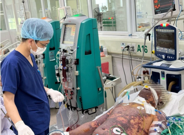 Bác sĩ điều trị tích cực cho bệnh nhân.