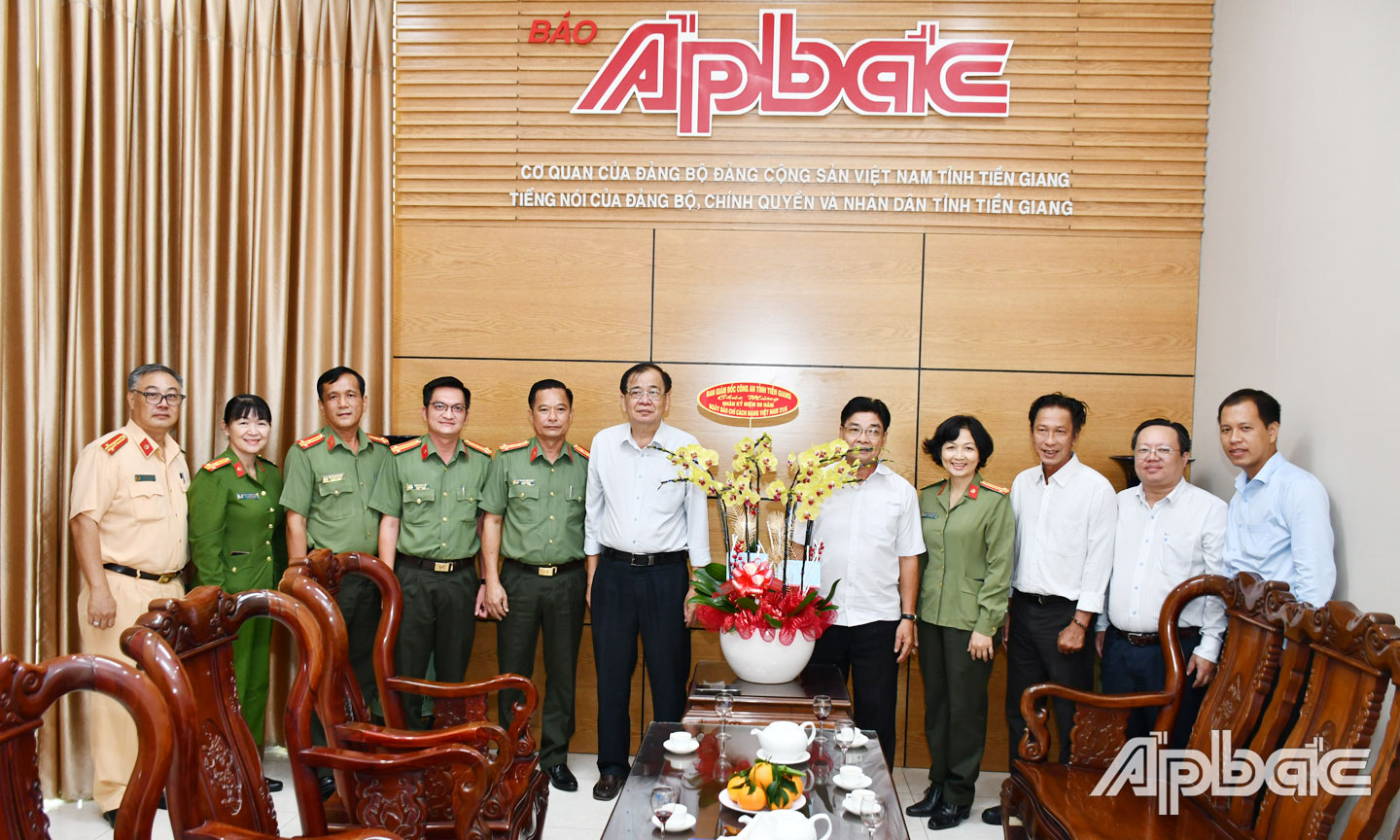 Báo Ấp Bắc và Hội Nhà báo tỉnh Tiền Giang. Ảnh Trọng Tín. 
