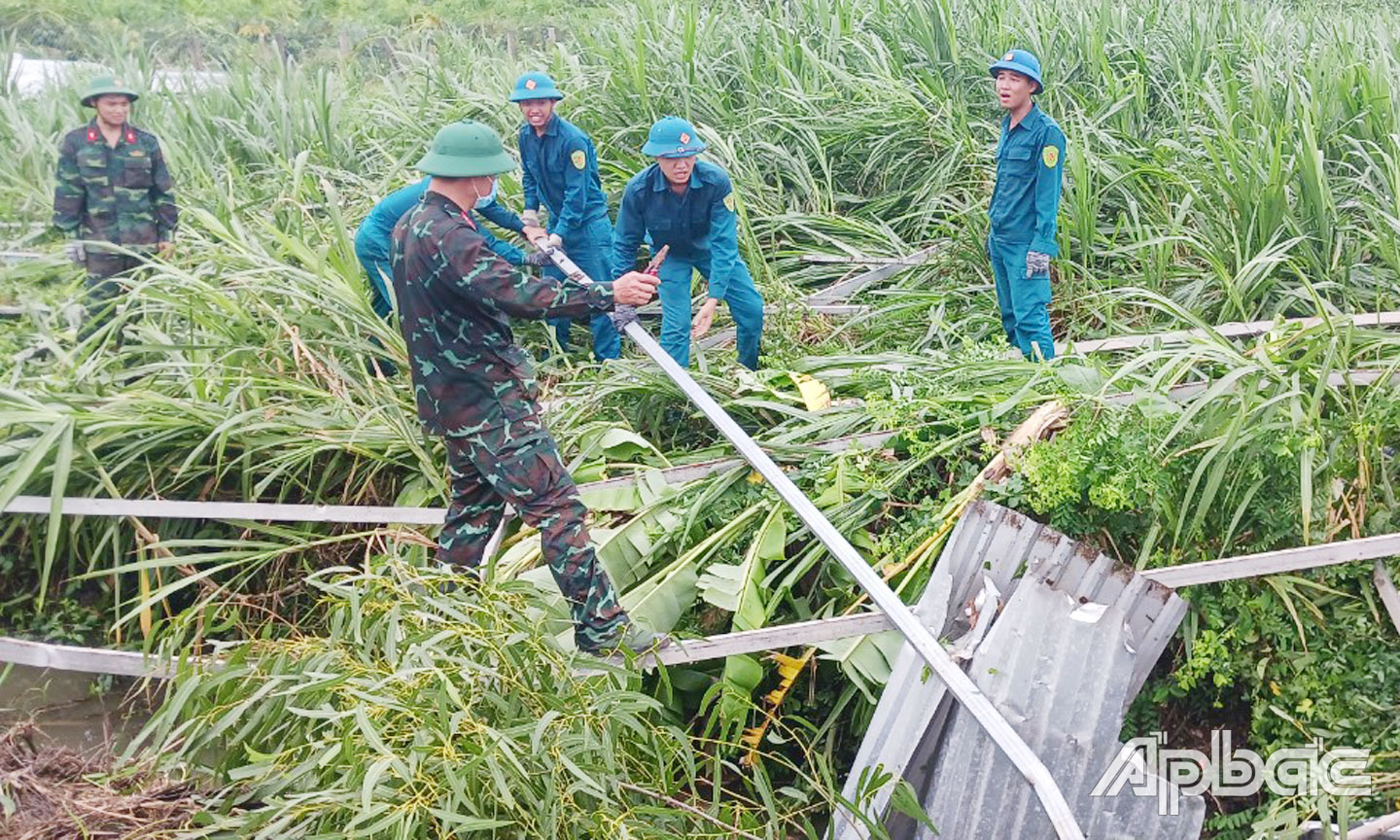 Ban Chỉ huy Quân sự huyện Chợ Gạo giúp dân khắc phục hậu quả dông lốc  tại xã Bình Phục Nhứt.