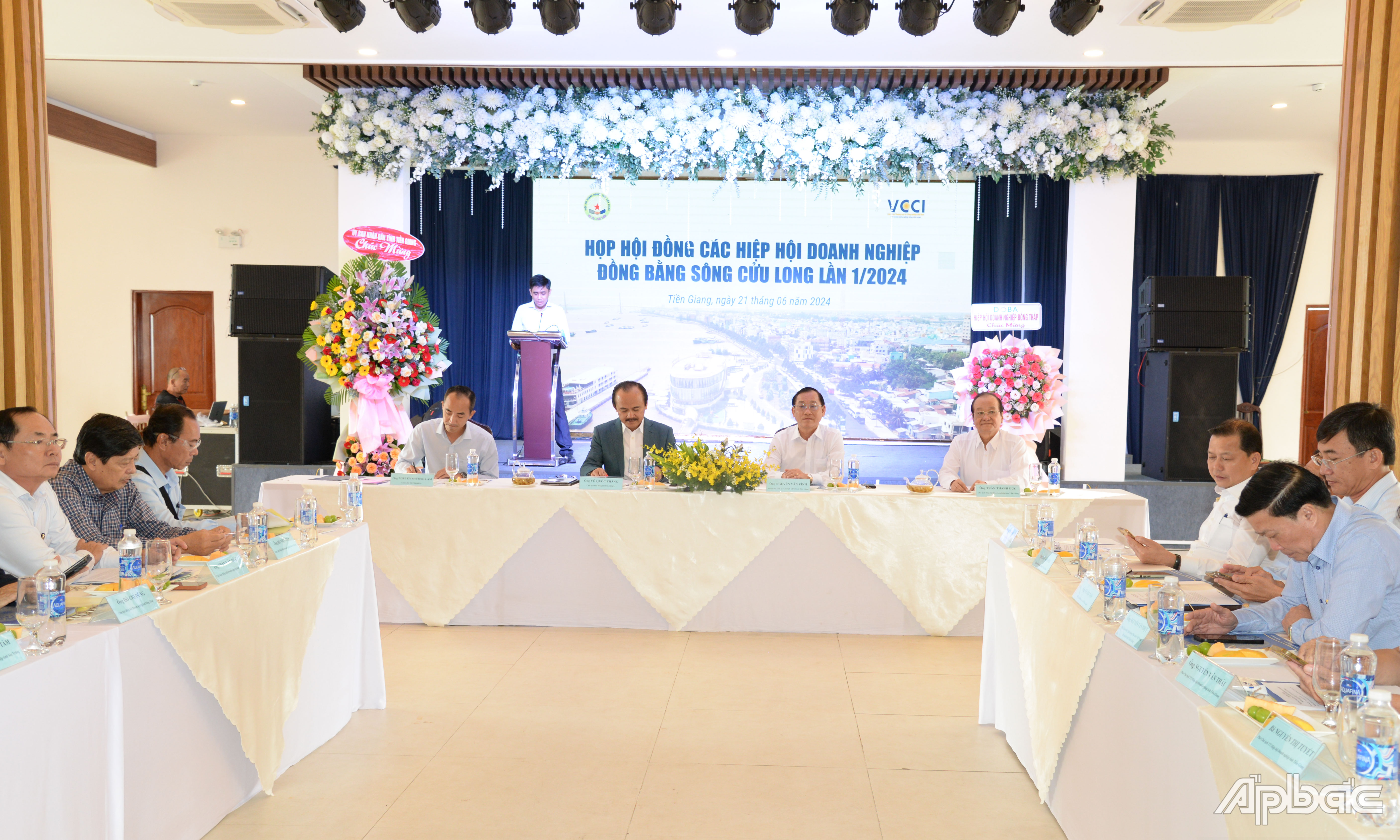 Quang cảnh cuộc họp.