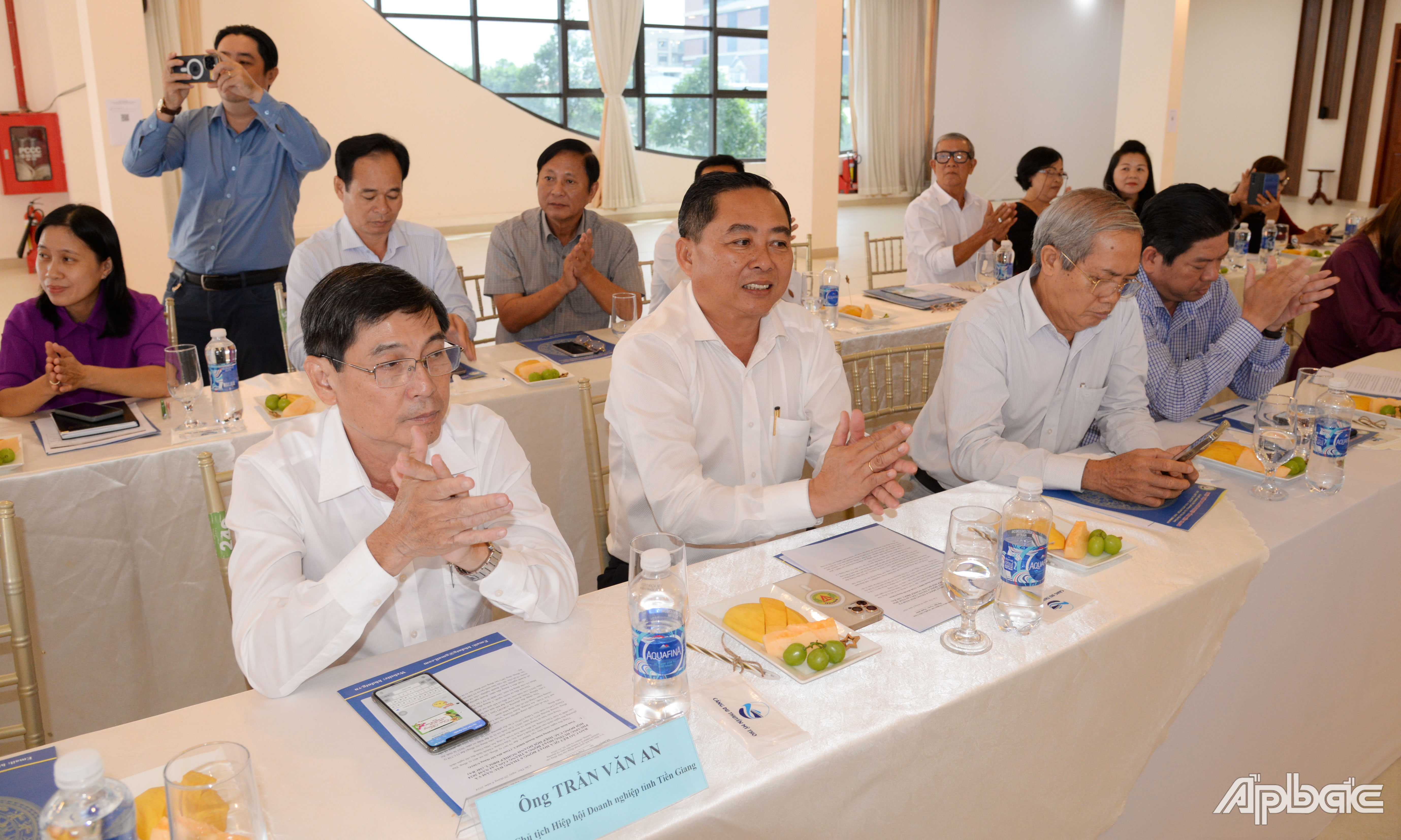 Các đại biểu tham dự cuộc họp.