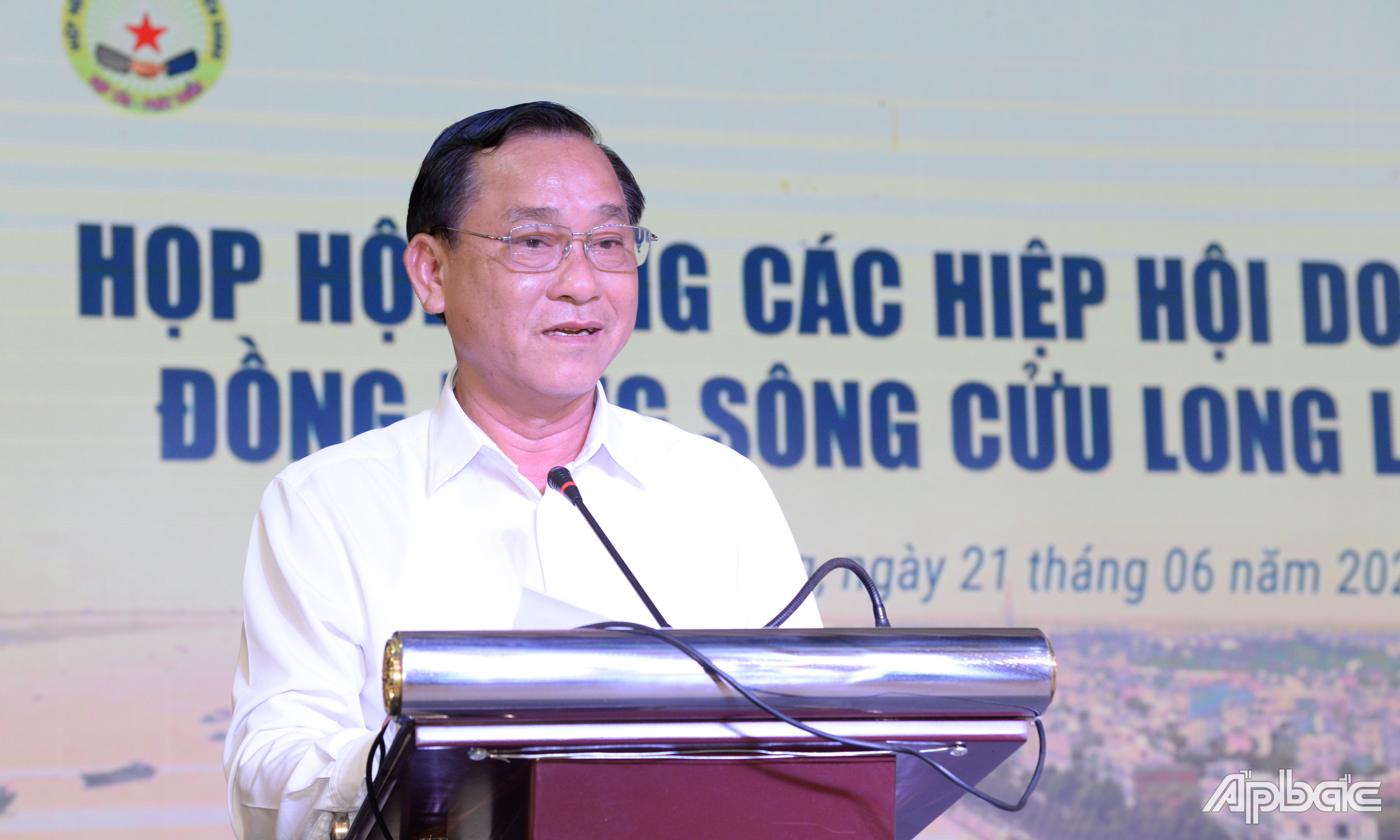Đồng chí Nguyễn Văn Vĩnh phát biểu tại cuộc họp.