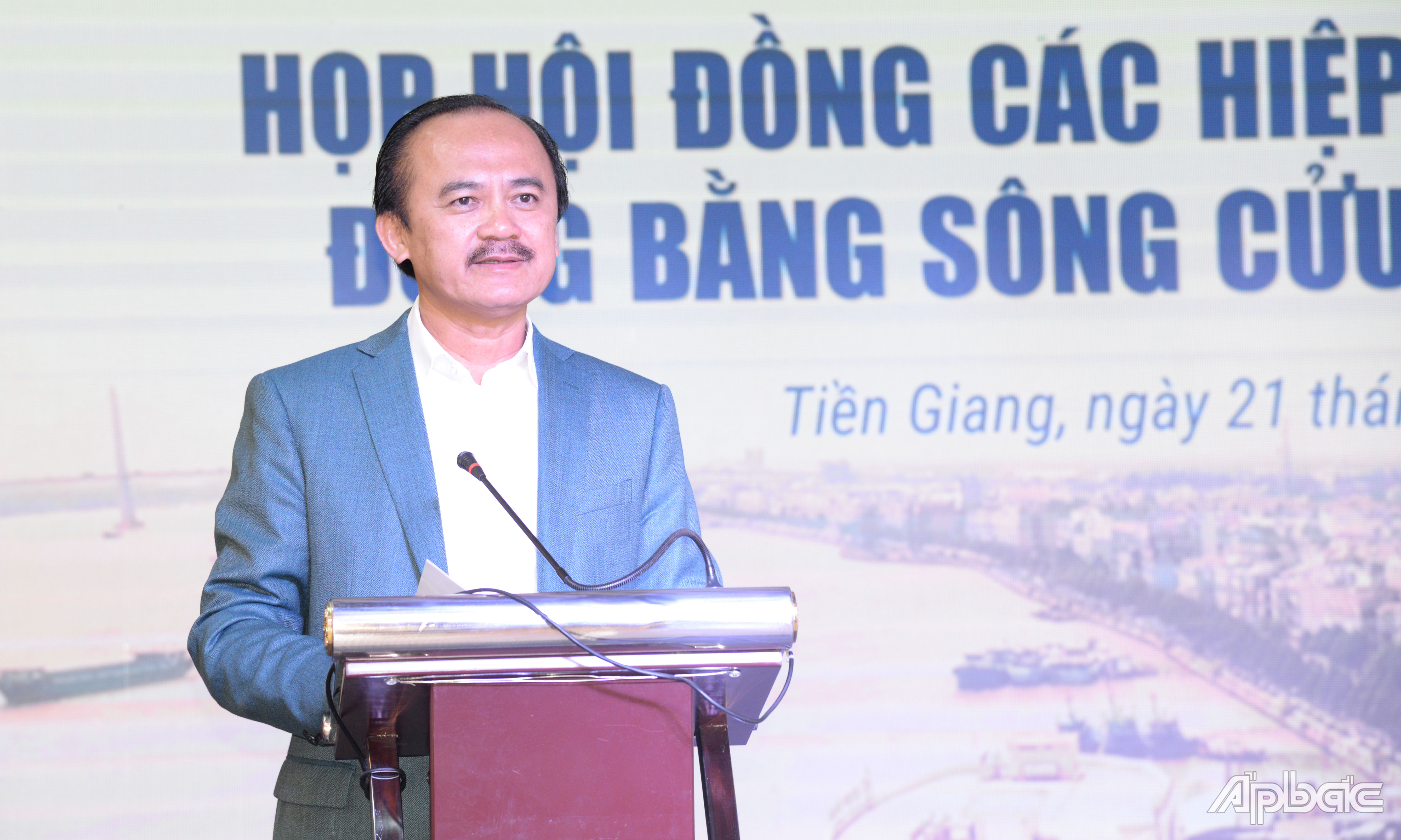 Chủ tịch Hội đồng các Hiệp hội DN ĐBSCL Võ Quốc Thắng phát biểu tại cuộc họp.