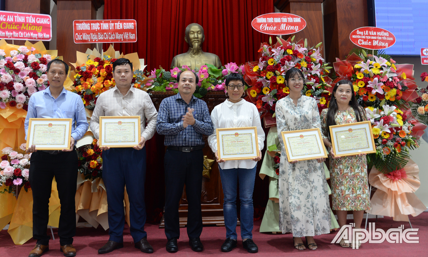 Trao giải cho các tác giả các tác phẩm đạt thành tích tại Giải Báo chí Tiền Giang - Nguyễn Văn Nguyễn lần thứ XV.