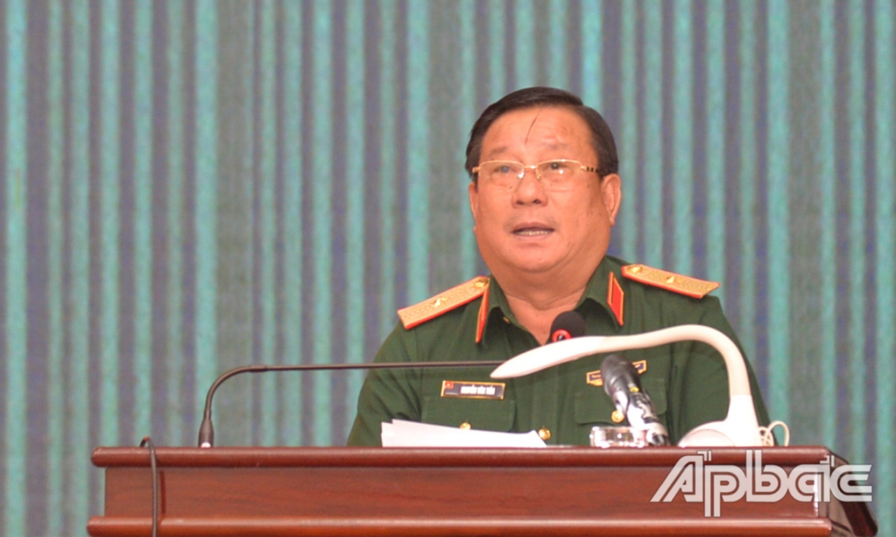 Thiếu tướng Nguyễn Văn Tiền phát biểu tại hội nghị.